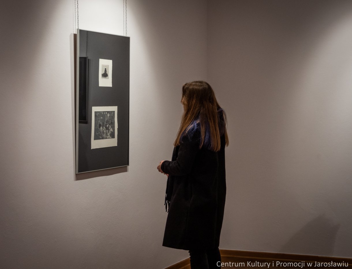 Barbara Komaniecka to artystka, która specjalizuje się w tworzeniu dzieł za pomocą technik druku wklęsłego. Wystawę pt. „Rzeka, ptak i gwiazda” można oglądać Galerii Głównej u Attavantich przez cały marzec. 4 marca w Galerii Głównej u Attavantich miał miejsce wernisaż wystawy Barbary Komanieckiej. Artystka jest doktorantką Szkoły Doktorskiej Uniwersytetu UR, na kierunku „Sztuki plastyczne i konserwacja dzieł sztuki”. Zajmuje się grafiką, tworząc w technikach druku wklęsłego, głównie jest to: akwaforta, mezzotinta oraz sucha igła. Prezentowana w przestrzeniach wystawienniczych ekspozycja nosi tytuł „Rzeka, ptak i gwiazda. Jak podkreślała artystka, jest to nawiązanie do wiersza Zbigniewa Herberta „Hermes, pies i gwiazda”. Barbarze Komanieckiej podczas wernisażu towarzyszyła debiutująca artystka Aleksandra Jucha, której prace można oglądać w Galerii Debiutów, również do końca marca.