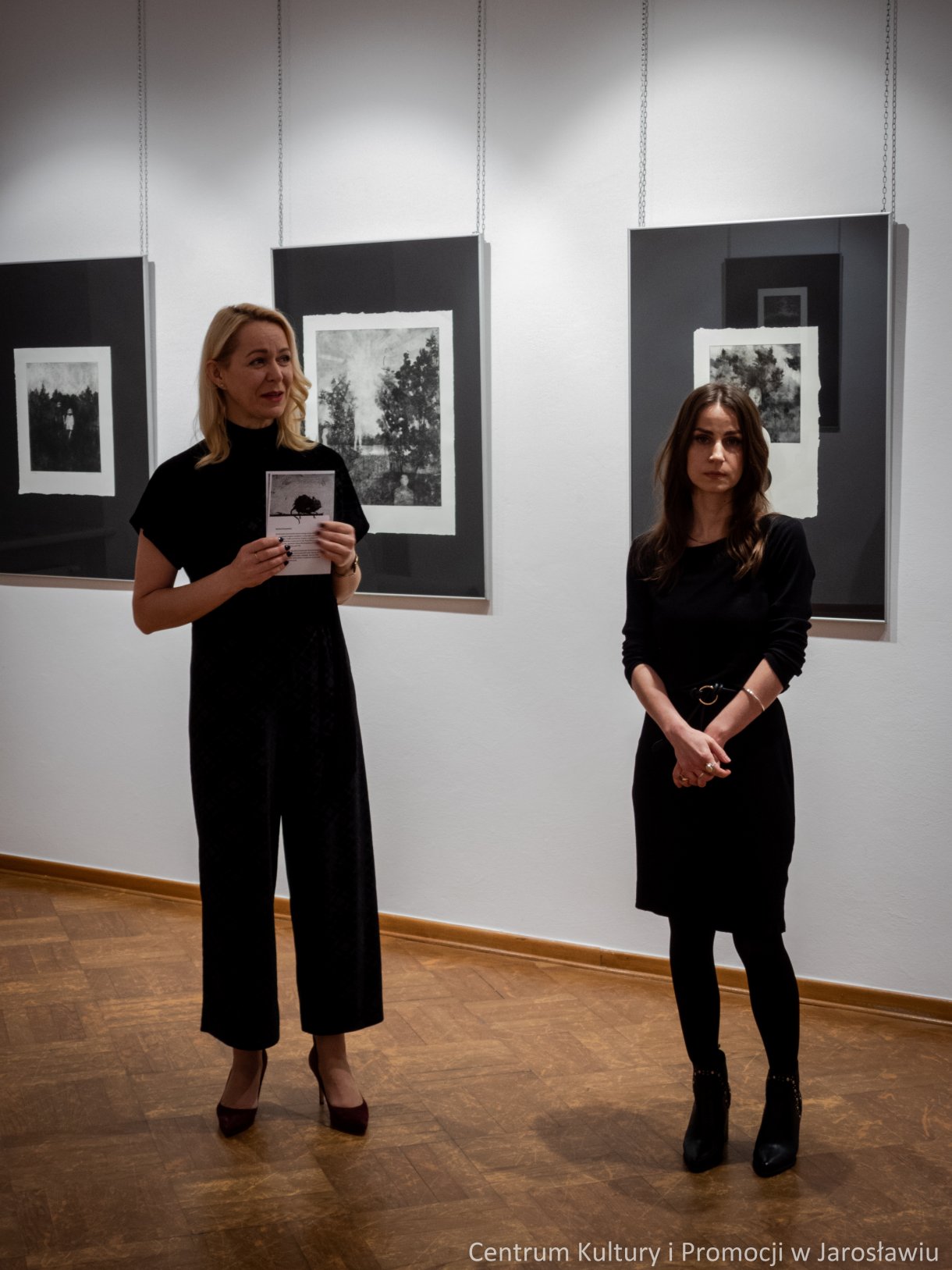 Barbara Komaniecka to artystka, która specjalizuje się w tworzeniu dzieł za pomocą technik druku wklęsłego. Wystawę pt. „Rzeka, ptak i gwiazda” można oglądać Galerii Głównej u Attavantich przez cały marzec. 4 marca w Galerii Głównej u Attavantich miał miejsce wernisaż wystawy Barbary Komanieckiej. Artystka jest doktorantką Szkoły Doktorskiej Uniwersytetu UR, na kierunku „Sztuki plastyczne i konserwacja dzieł sztuki”. Zajmuje się grafiką, tworząc w technikach druku wklęsłego, głównie jest to: akwaforta, mezzotinta oraz sucha igła. Prezentowana w przestrzeniach wystawienniczych ekspozycja nosi tytuł „Rzeka, ptak i gwiazda. Jak podkreślała artystka, jest to nawiązanie do wiersza Zbigniewa Herberta „Hermes, pies i gwiazda”. Barbarze Komanieckiej podczas wernisażu towarzyszyła debiutująca artystka Aleksandra Jucha, której prace można oglądać w Galerii Debiutów, również do końca marca.