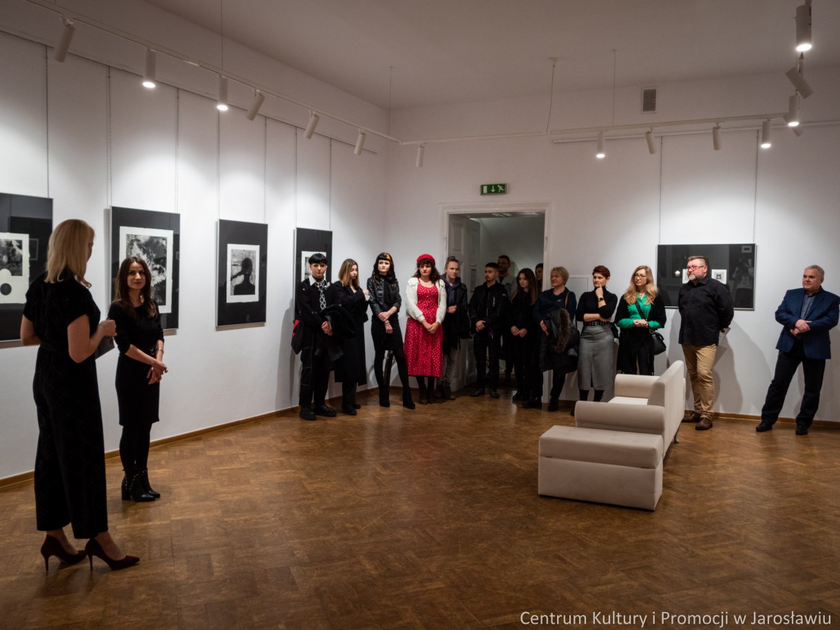 Barbara Komaniecka to artystka, która specjalizuje się w tworzeniu dzieł za pomocą technik druku wklęsłego. Wystawę pt. „Rzeka, ptak i gwiazda” można oglądać Galerii Głównej u Attavantich przez cały marzec. 4 marca w Galerii Głównej u Attavantich miał miejsce wernisaż wystawy Barbary Komanieckiej. Artystka jest doktorantką Szkoły Doktorskiej Uniwersytetu UR, na kierunku „Sztuki plastyczne i konserwacja dzieł sztuki”. Zajmuje się grafiką, tworząc w technikach druku wklęsłego, głównie jest to: akwaforta, mezzotinta oraz sucha igła. Prezentowana w przestrzeniach wystawienniczych ekspozycja nosi tytuł „Rzeka, ptak i gwiazda. Jak podkreślała artystka, jest to nawiązanie do wiersza Zbigniewa Herberta „Hermes, pies i gwiazda”. Barbarze Komanieckiej podczas wernisażu towarzyszyła debiutująca artystka Aleksandra Jucha, której prace można oglądać w Galerii Debiutów, również do końca marca.