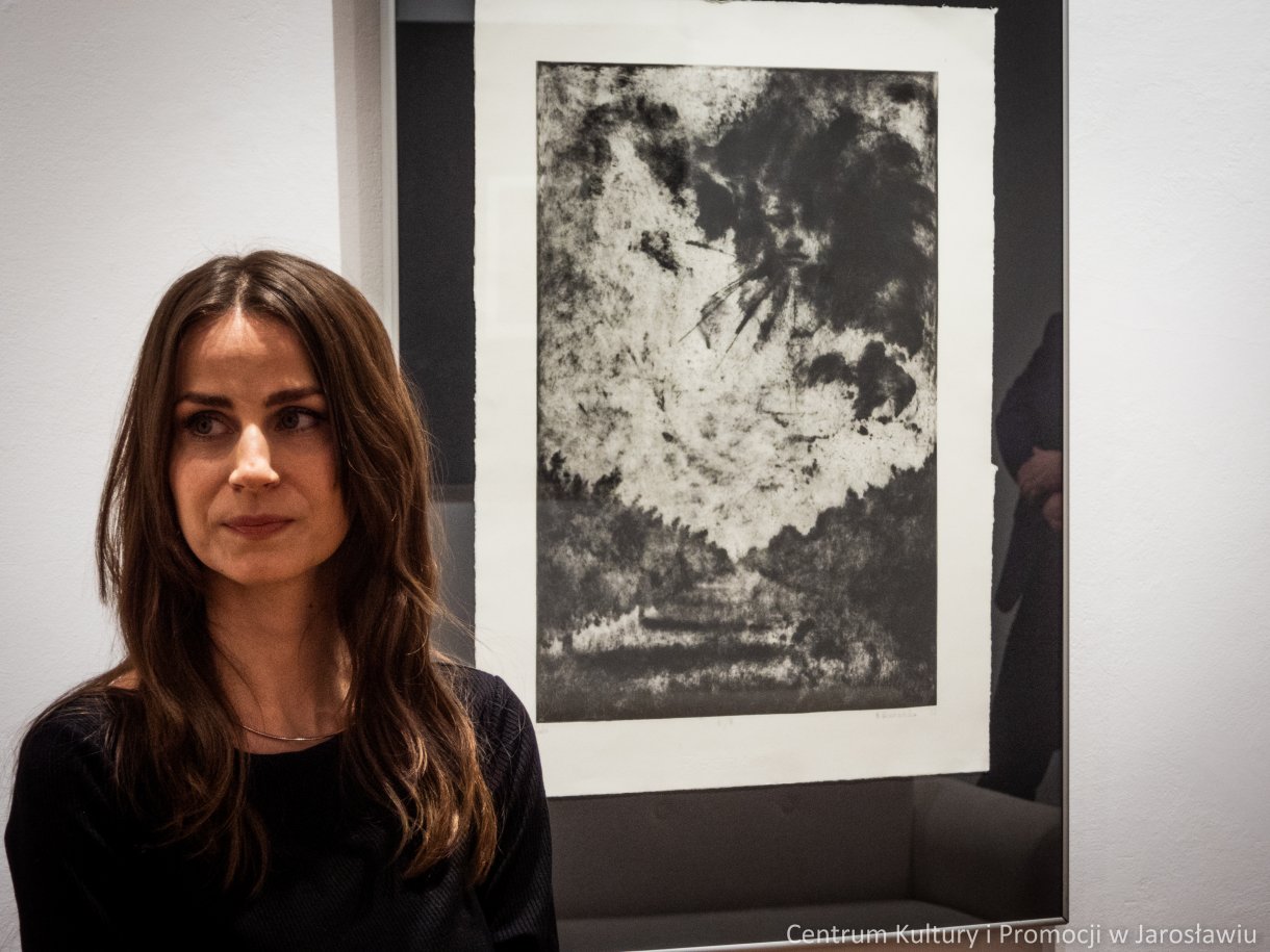 Barbara Komaniecka to artystka, która specjalizuje się w tworzeniu dzieł za pomocą technik druku wklęsłego. Wystawę pt. „Rzeka, ptak i gwiazda” można oglądać Galerii Głównej u Attavantich przez cały marzec. 4 marca w Galerii Głównej u Attavantich miał miejsce wernisaż wystawy Barbary Komanieckiej. Artystka jest doktorantką Szkoły Doktorskiej Uniwersytetu UR, na kierunku „Sztuki plastyczne i konserwacja dzieł sztuki”. Zajmuje się grafiką, tworząc w technikach druku wklęsłego, głównie jest to: akwaforta, mezzotinta oraz sucha igła. Prezentowana w przestrzeniach wystawienniczych ekspozycja nosi tytuł „Rzeka, ptak i gwiazda. Jak podkreślała artystka, jest to nawiązanie do wiersza Zbigniewa Herberta „Hermes, pies i gwiazda”. Barbarze Komanieckiej podczas wernisażu towarzyszyła debiutująca artystka Aleksandra Jucha, której prace można oglądać w Galerii Debiutów, również do końca marca.