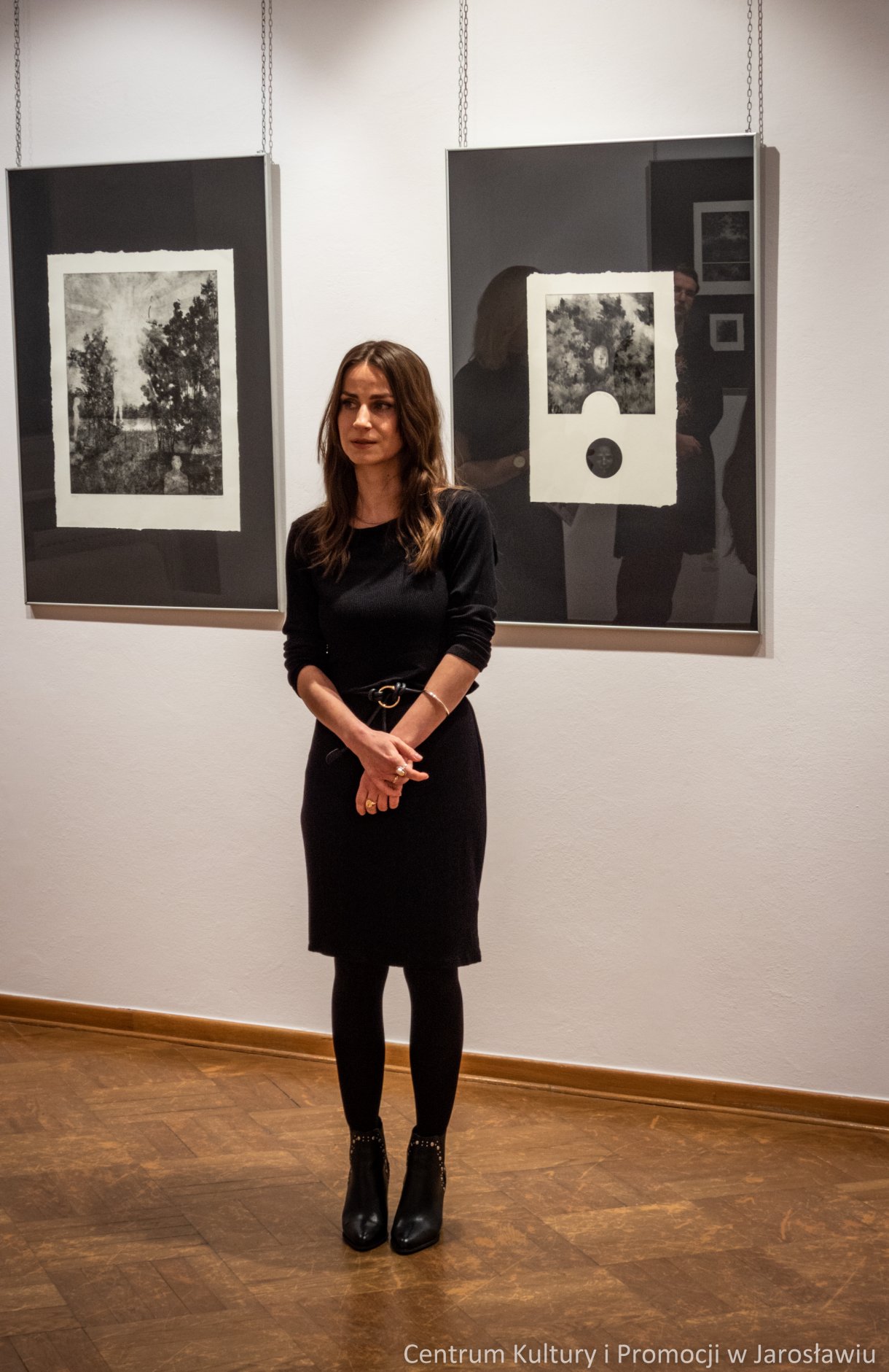 Barbara Komaniecka to artystka, która specjalizuje się w tworzeniu dzieł za pomocą technik druku wklęsłego. Wystawę pt. „Rzeka, ptak i gwiazda” można oglądać Galerii Głównej u Attavantich przez cały marzec. 4 marca w Galerii Głównej u Attavantich miał miejsce wernisaż wystawy Barbary Komanieckiej. Artystka jest doktorantką Szkoły Doktorskiej Uniwersytetu UR, na kierunku „Sztuki plastyczne i konserwacja dzieł sztuki”. Zajmuje się grafiką, tworząc w technikach druku wklęsłego, głównie jest to: akwaforta, mezzotinta oraz sucha igła. Prezentowana w przestrzeniach wystawienniczych ekspozycja nosi tytuł „Rzeka, ptak i gwiazda. Jak podkreślała artystka, jest to nawiązanie do wiersza Zbigniewa Herberta „Hermes, pies i gwiazda”. Barbarze Komanieckiej podczas wernisażu towarzyszyła debiutująca artystka Aleksandra Jucha, której prace można oglądać w Galerii Debiutów, również do końca marca.