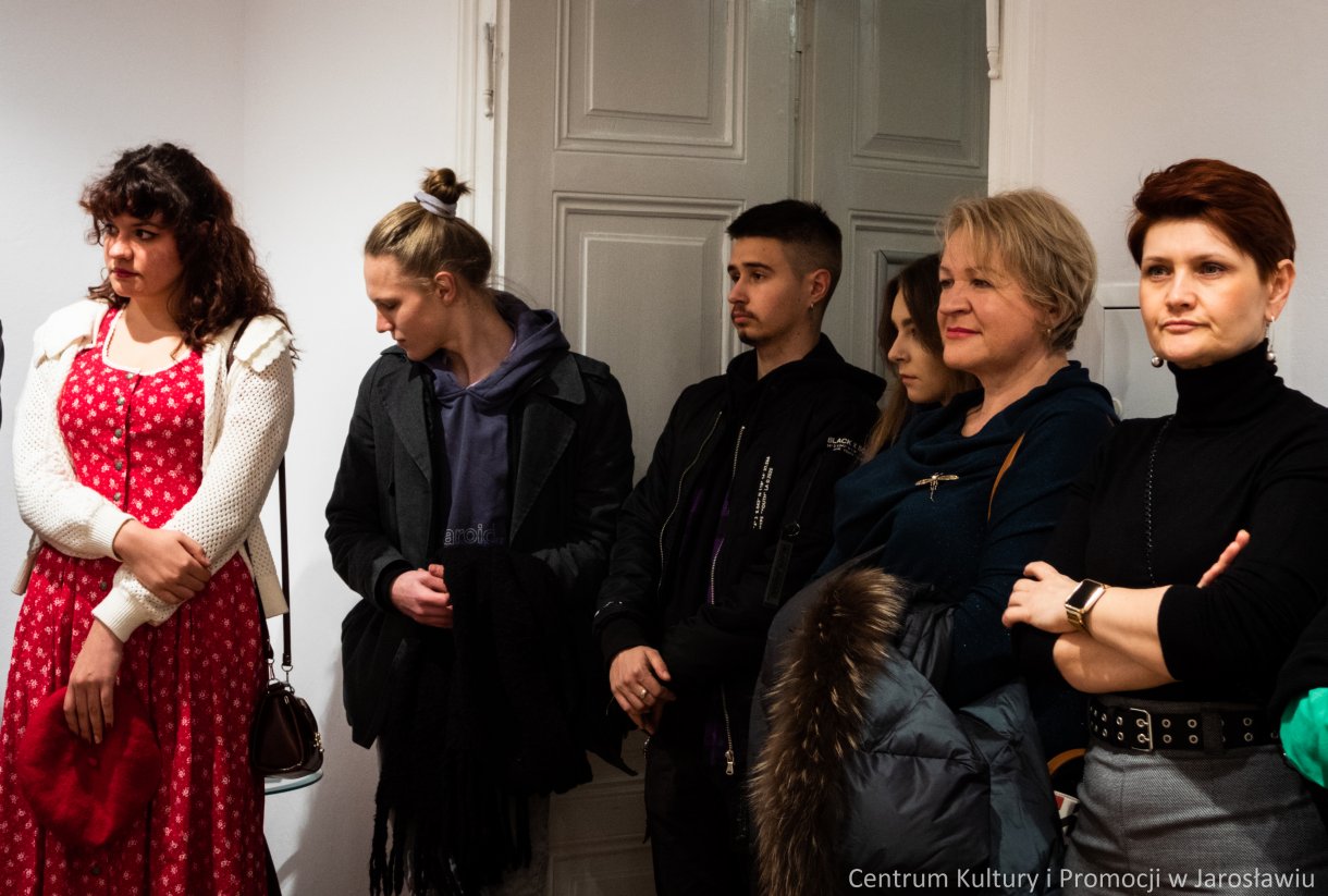 Barbara Komaniecka to artystka, która specjalizuje się w tworzeniu dzieł za pomocą technik druku wklęsłego. Wystawę pt. „Rzeka, ptak i gwiazda” można oglądać Galerii Głównej u Attavantich przez cały marzec. 4 marca w Galerii Głównej u Attavantich miał miejsce wernisaż wystawy Barbary Komanieckiej. Artystka jest doktorantką Szkoły Doktorskiej Uniwersytetu UR, na kierunku „Sztuki plastyczne i konserwacja dzieł sztuki”. Zajmuje się grafiką, tworząc w technikach druku wklęsłego, głównie jest to: akwaforta, mezzotinta oraz sucha igła. Prezentowana w przestrzeniach wystawienniczych ekspozycja nosi tytuł „Rzeka, ptak i gwiazda. Jak podkreślała artystka, jest to nawiązanie do wiersza Zbigniewa Herberta „Hermes, pies i gwiazda”. Barbarze Komanieckiej podczas wernisażu towarzyszyła debiutująca artystka Aleksandra Jucha, której prace można oglądać w Galerii Debiutów, również do końca marca.