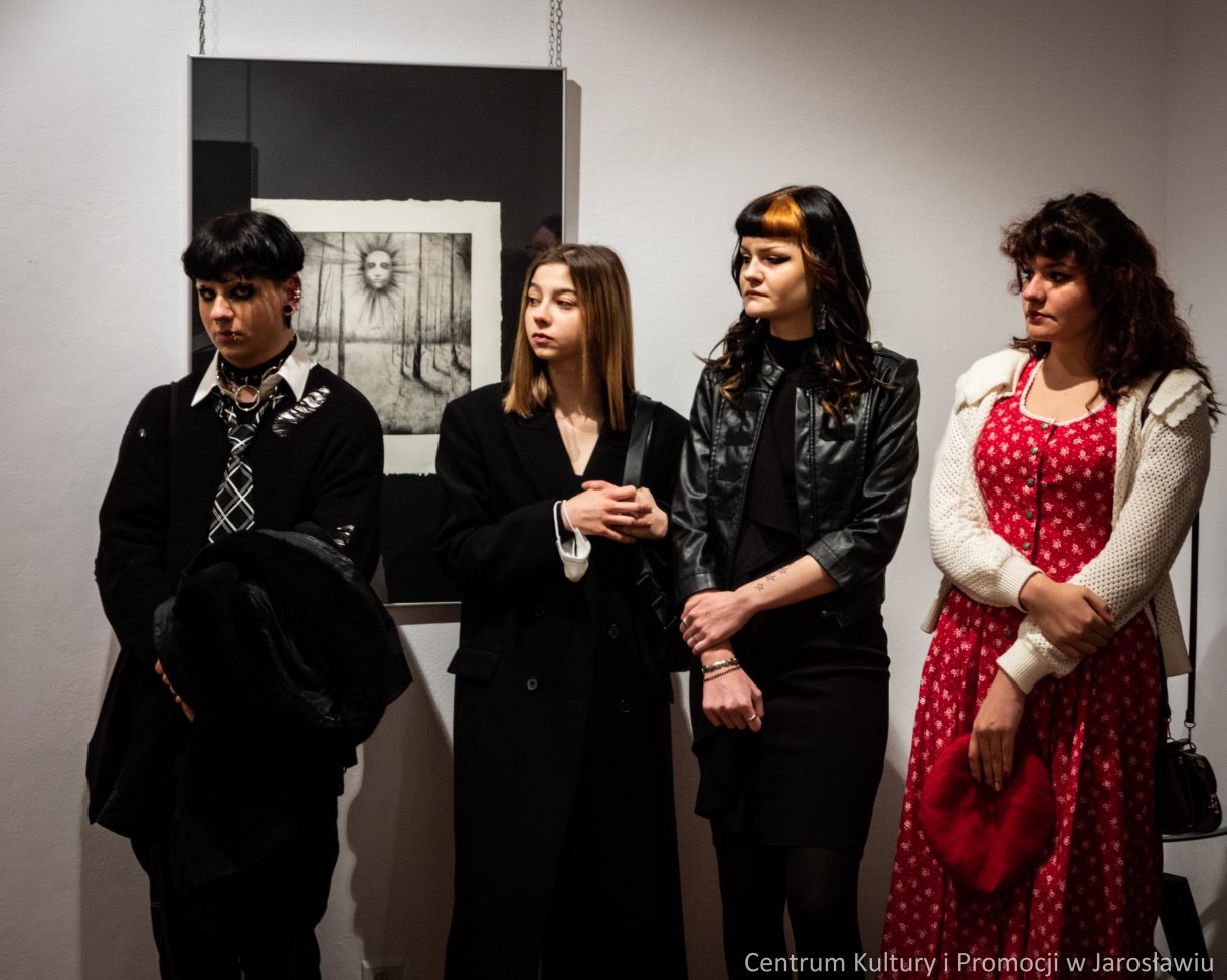 Barbara Komaniecka to artystka, która specjalizuje się w tworzeniu dzieł za pomocą technik druku wklęsłego. Wystawę pt. „Rzeka, ptak i gwiazda” można oglądać Galerii Głównej u Attavantich przez cały marzec. 4 marca w Galerii Głównej u Attavantich miał miejsce wernisaż wystawy Barbary Komanieckiej. Artystka jest doktorantką Szkoły Doktorskiej Uniwersytetu UR, na kierunku „Sztuki plastyczne i konserwacja dzieł sztuki”. Zajmuje się grafiką, tworząc w technikach druku wklęsłego, głównie jest to: akwaforta, mezzotinta oraz sucha igła. Prezentowana w przestrzeniach wystawienniczych ekspozycja nosi tytuł „Rzeka, ptak i gwiazda. Jak podkreślała artystka, jest to nawiązanie do wiersza Zbigniewa Herberta „Hermes, pies i gwiazda”. Barbarze Komanieckiej podczas wernisażu towarzyszyła debiutująca artystka Aleksandra Jucha, której prace można oglądać w Galerii Debiutów, również do końca marca.