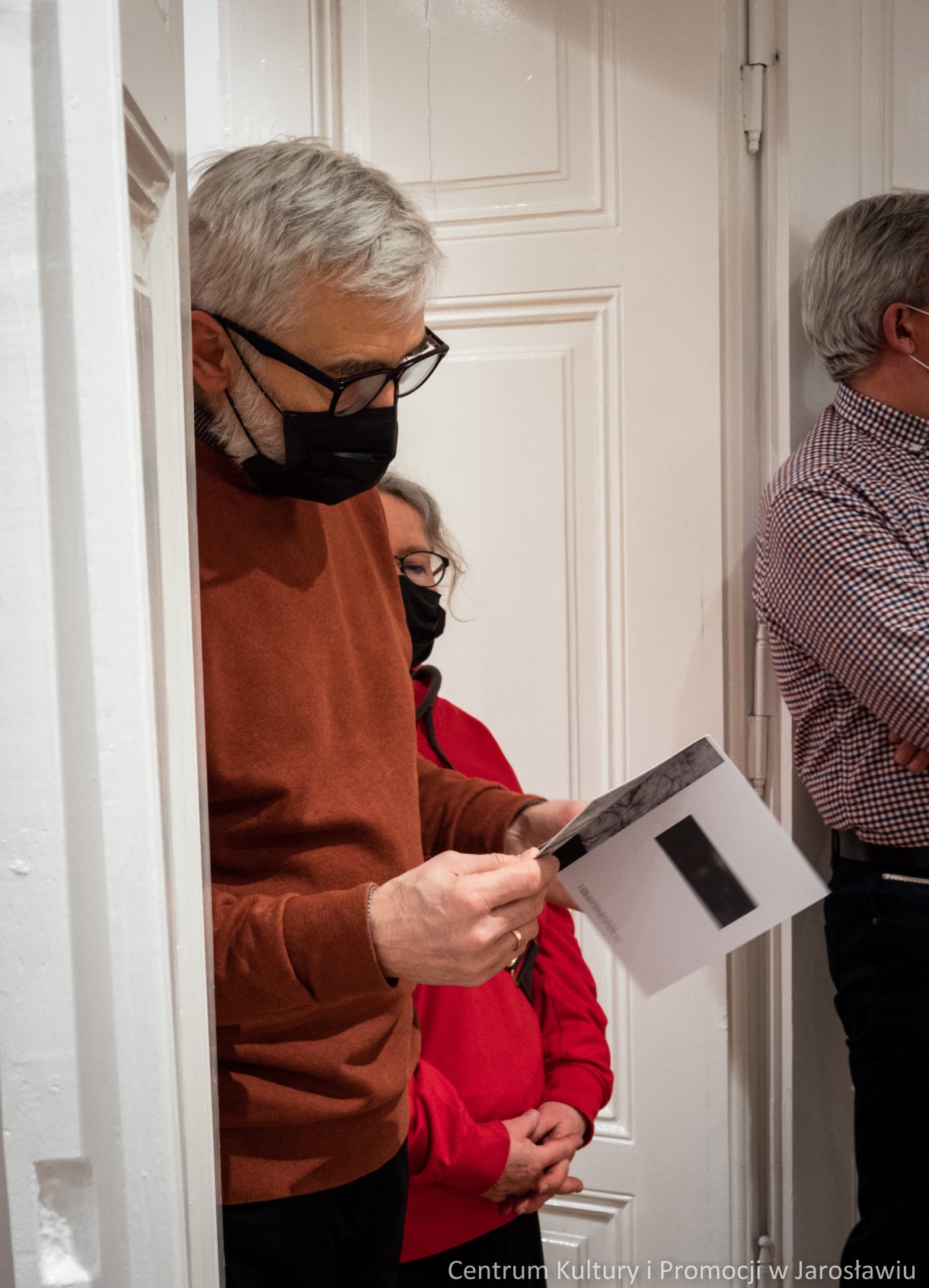 Barbara Komaniecka to artystka, która specjalizuje się w tworzeniu dzieł za pomocą technik druku wklęsłego. Wystawę pt. „Rzeka, ptak i gwiazda” można oglądać Galerii Głównej u Attavantich przez cały marzec. 4 marca w Galerii Głównej u Attavantich miał miejsce wernisaż wystawy Barbary Komanieckiej. Artystka jest doktorantką Szkoły Doktorskiej Uniwersytetu UR, na kierunku „Sztuki plastyczne i konserwacja dzieł sztuki”. Zajmuje się grafiką, tworząc w technikach druku wklęsłego, głównie jest to: akwaforta, mezzotinta oraz sucha igła. Prezentowana w przestrzeniach wystawienniczych ekspozycja nosi tytuł „Rzeka, ptak i gwiazda. Jak podkreślała artystka, jest to nawiązanie do wiersza Zbigniewa Herberta „Hermes, pies i gwiazda”. Barbarze Komanieckiej podczas wernisażu towarzyszyła debiutująca artystka Aleksandra Jucha, której prace można oglądać w Galerii Debiutów, również do końca marca.