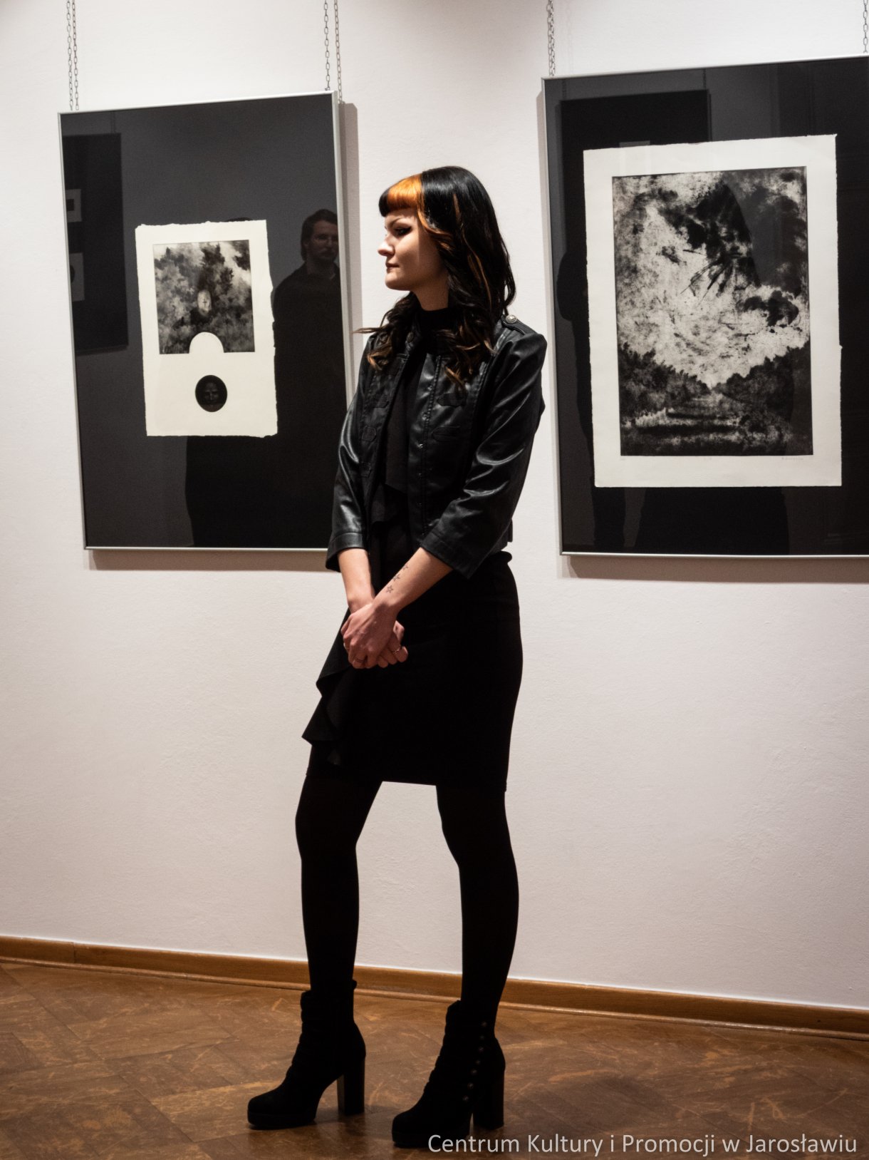 Barbara Komaniecka to artystka, która specjalizuje się w tworzeniu dzieł za pomocą technik druku wklęsłego. Wystawę pt. „Rzeka, ptak i gwiazda” można oglądać Galerii Głównej u Attavantich przez cały marzec. 4 marca w Galerii Głównej u Attavantich miał miejsce wernisaż wystawy Barbary Komanieckiej. Artystka jest doktorantką Szkoły Doktorskiej Uniwersytetu UR, na kierunku „Sztuki plastyczne i konserwacja dzieł sztuki”. Zajmuje się grafiką, tworząc w technikach druku wklęsłego, głównie jest to: akwaforta, mezzotinta oraz sucha igła. Prezentowana w przestrzeniach wystawienniczych ekspozycja nosi tytuł „Rzeka, ptak i gwiazda. Jak podkreślała artystka, jest to nawiązanie do wiersza Zbigniewa Herberta „Hermes, pies i gwiazda”. Barbarze Komanieckiej podczas wernisażu towarzyszyła debiutująca artystka Aleksandra Jucha, której prace można oglądać w Galerii Debiutów, również do końca marca.