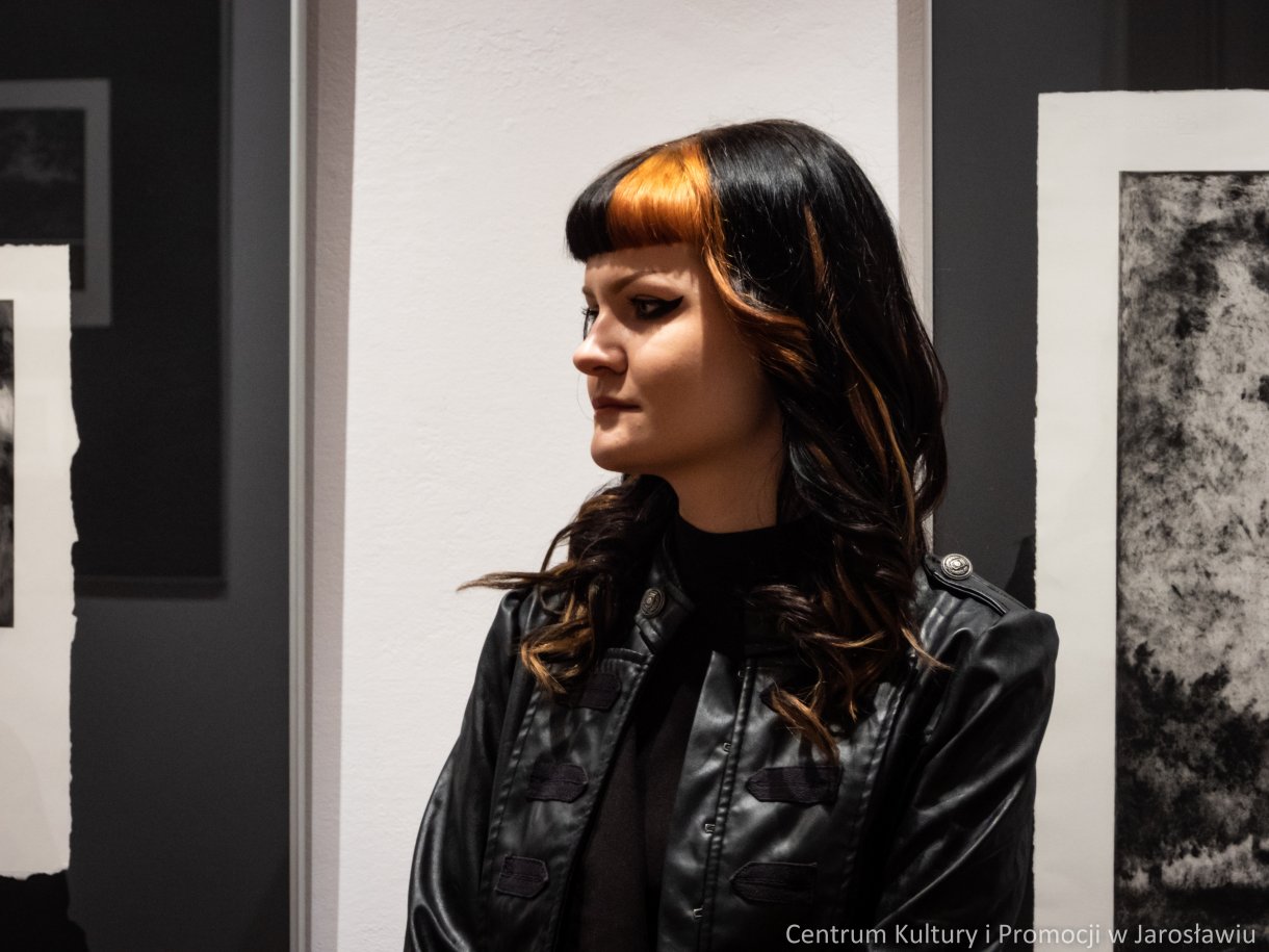 Barbara Komaniecka to artystka, która specjalizuje się w tworzeniu dzieł za pomocą technik druku wklęsłego. Wystawę pt. „Rzeka, ptak i gwiazda” można oglądać Galerii Głównej u Attavantich przez cały marzec. 4 marca w Galerii Głównej u Attavantich miał miejsce wernisaż wystawy Barbary Komanieckiej. Artystka jest doktorantką Szkoły Doktorskiej Uniwersytetu UR, na kierunku „Sztuki plastyczne i konserwacja dzieł sztuki”. Zajmuje się grafiką, tworząc w technikach druku wklęsłego, głównie jest to: akwaforta, mezzotinta oraz sucha igła. Prezentowana w przestrzeniach wystawienniczych ekspozycja nosi tytuł „Rzeka, ptak i gwiazda. Jak podkreślała artystka, jest to nawiązanie do wiersza Zbigniewa Herberta „Hermes, pies i gwiazda”. Barbarze Komanieckiej podczas wernisażu towarzyszyła debiutująca artystka Aleksandra Jucha, której prace można oglądać w Galerii Debiutów, również do końca marca.