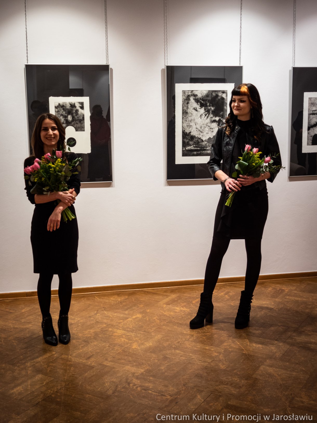 Barbara Komaniecka to artystka, która specjalizuje się w tworzeniu dzieł za pomocą technik druku wklęsłego. Wystawę pt. „Rzeka, ptak i gwiazda” można oglądać Galerii Głównej u Attavantich przez cały marzec. 4 marca w Galerii Głównej u Attavantich miał miejsce wernisaż wystawy Barbary Komanieckiej. Artystka jest doktorantką Szkoły Doktorskiej Uniwersytetu UR, na kierunku „Sztuki plastyczne i konserwacja dzieł sztuki”. Zajmuje się grafiką, tworząc w technikach druku wklęsłego, głównie jest to: akwaforta, mezzotinta oraz sucha igła. Prezentowana w przestrzeniach wystawienniczych ekspozycja nosi tytuł „Rzeka, ptak i gwiazda. Jak podkreślała artystka, jest to nawiązanie do wiersza Zbigniewa Herberta „Hermes, pies i gwiazda”. Barbarze Komanieckiej podczas wernisażu towarzyszyła debiutująca artystka Aleksandra Jucha, której prace można oglądać w Galerii Debiutów, również do końca marca.