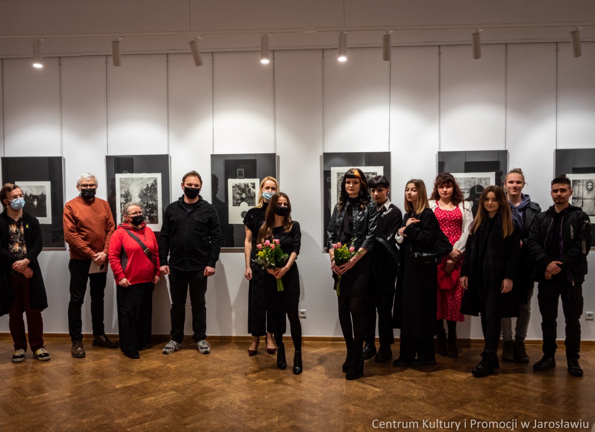 Barbara Komaniecka to artystka, która specjalizuje się w tworzeniu dzieł za pomocą technik druku wklęsłego. Wystawę pt. „Rzeka, ptak i gwiazda” można oglądać Galerii Głównej u Attavantich przez cały marzec. 4 marca w Galerii Głównej u Attavantich miał miejsce wernisaż wystawy Barbary Komanieckiej. Artystka jest doktorantką Szkoły Doktorskiej Uniwersytetu UR, na kierunku „Sztuki plastyczne i konserwacja dzieł sztuki”. Zajmuje się grafiką, tworząc w technikach druku wklęsłego, głównie jest to: akwaforta, mezzotinta oraz sucha igła. Prezentowana w przestrzeniach wystawienniczych ekspozycja nosi tytuł „Rzeka, ptak i gwiazda. Jak podkreślała artystka, jest to nawiązanie do wiersza Zbigniewa Herberta „Hermes, pies i gwiazda”. Barbarze Komanieckiej podczas wernisażu towarzyszyła debiutująca artystka Aleksandra Jucha, której prace można oglądać w Galerii Debiutów, również do końca marca.