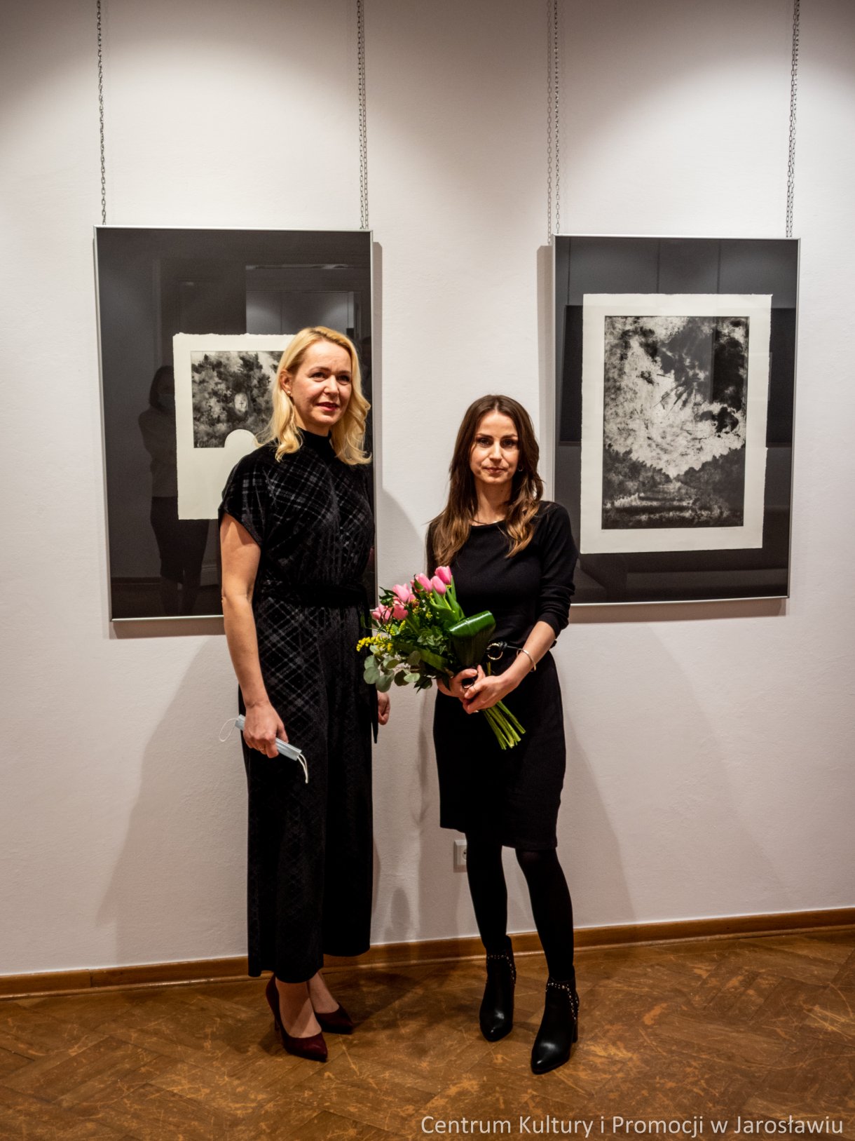 Barbara Komaniecka to artystka, która specjalizuje się w tworzeniu dzieł za pomocą technik druku wklęsłego. Wystawę pt. „Rzeka, ptak i gwiazda” można oglądać Galerii Głównej u Attavantich przez cały marzec. 4 marca w Galerii Głównej u Attavantich miał miejsce wernisaż wystawy Barbary Komanieckiej. Artystka jest doktorantką Szkoły Doktorskiej Uniwersytetu UR, na kierunku „Sztuki plastyczne i konserwacja dzieł sztuki”. Zajmuje się grafiką, tworząc w technikach druku wklęsłego, głównie jest to: akwaforta, mezzotinta oraz sucha igła. Prezentowana w przestrzeniach wystawienniczych ekspozycja nosi tytuł „Rzeka, ptak i gwiazda. Jak podkreślała artystka, jest to nawiązanie do wiersza Zbigniewa Herberta „Hermes, pies i gwiazda”. Barbarze Komanieckiej podczas wernisażu towarzyszyła debiutująca artystka Aleksandra Jucha, której prace można oglądać w Galerii Debiutów, również do końca marca.