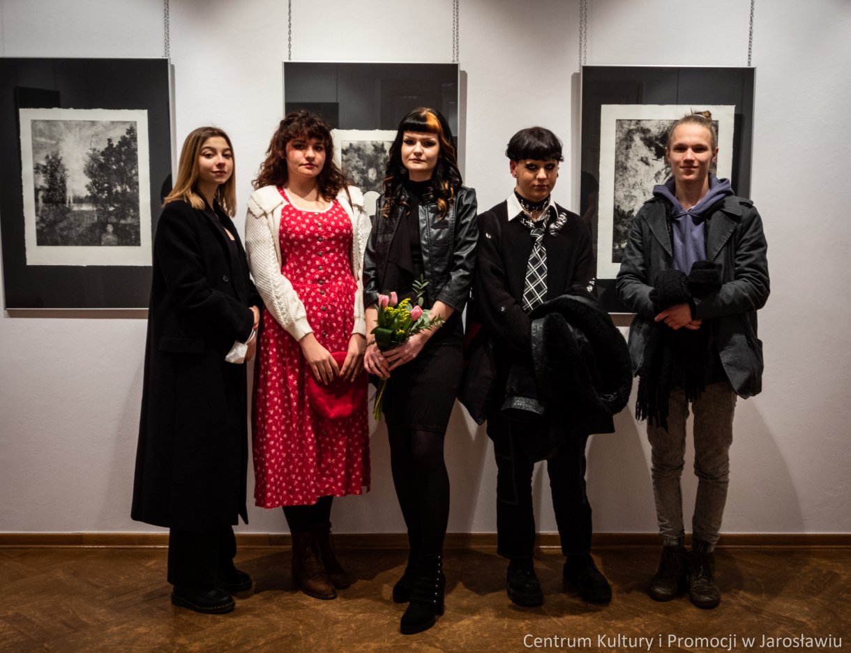 Barbara Komaniecka to artystka, która specjalizuje się w tworzeniu dzieł za pomocą technik druku wklęsłego. Wystawę pt. „Rzeka, ptak i gwiazda” można oglądać Galerii Głównej u Attavantich przez cały marzec. 4 marca w Galerii Głównej u Attavantich miał miejsce wernisaż wystawy Barbary Komanieckiej. Artystka jest doktorantką Szkoły Doktorskiej Uniwersytetu UR, na kierunku „Sztuki plastyczne i konserwacja dzieł sztuki”. Zajmuje się grafiką, tworząc w technikach druku wklęsłego, głównie jest to: akwaforta, mezzotinta oraz sucha igła. Prezentowana w przestrzeniach wystawienniczych ekspozycja nosi tytuł „Rzeka, ptak i gwiazda. Jak podkreślała artystka, jest to nawiązanie do wiersza Zbigniewa Herberta „Hermes, pies i gwiazda”. Barbarze Komanieckiej podczas wernisażu towarzyszyła debiutująca artystka Aleksandra Jucha, której prace można oglądać w Galerii Debiutów, również do końca marca.