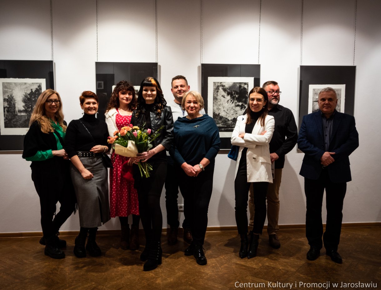 Barbara Komaniecka to artystka, która specjalizuje się w tworzeniu dzieł za pomocą technik druku wklęsłego. Wystawę pt. „Rzeka, ptak i gwiazda” można oglądać Galerii Głównej u Attavantich przez cały marzec. 4 marca w Galerii Głównej u Attavantich miał miejsce wernisaż wystawy Barbary Komanieckiej. Artystka jest doktorantką Szkoły Doktorskiej Uniwersytetu UR, na kierunku „Sztuki plastyczne i konserwacja dzieł sztuki”. Zajmuje się grafiką, tworząc w technikach druku wklęsłego, głównie jest to: akwaforta, mezzotinta oraz sucha igła. Prezentowana w przestrzeniach wystawienniczych ekspozycja nosi tytuł „Rzeka, ptak i gwiazda. Jak podkreślała artystka, jest to nawiązanie do wiersza Zbigniewa Herberta „Hermes, pies i gwiazda”. Barbarze Komanieckiej podczas wernisażu towarzyszyła debiutująca artystka Aleksandra Jucha, której prace można oglądać w Galerii Debiutów, również do końca marca.