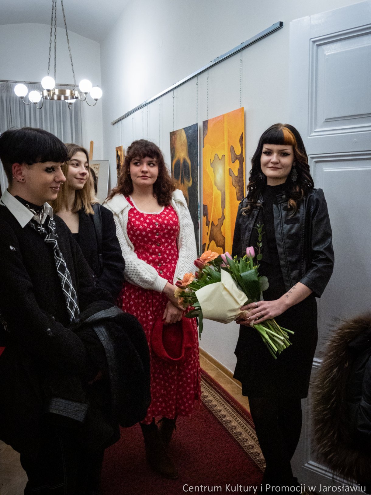 Barbara Komaniecka to artystka, która specjalizuje się w tworzeniu dzieł za pomocą technik druku wklęsłego. Wystawę pt. „Rzeka, ptak i gwiazda” można oglądać Galerii Głównej u Attavantich przez cały marzec. 4 marca w Galerii Głównej u Attavantich miał miejsce wernisaż wystawy Barbary Komanieckiej. Artystka jest doktorantką Szkoły Doktorskiej Uniwersytetu UR, na kierunku „Sztuki plastyczne i konserwacja dzieł sztuki”. Zajmuje się grafiką, tworząc w technikach druku wklęsłego, głównie jest to: akwaforta, mezzotinta oraz sucha igła. Prezentowana w przestrzeniach wystawienniczych ekspozycja nosi tytuł „Rzeka, ptak i gwiazda. Jak podkreślała artystka, jest to nawiązanie do wiersza Zbigniewa Herberta „Hermes, pies i gwiazda”. Barbarze Komanieckiej podczas wernisażu towarzyszyła debiutująca artystka Aleksandra Jucha, której prace można oglądać w Galerii Debiutów, również do końca marca.