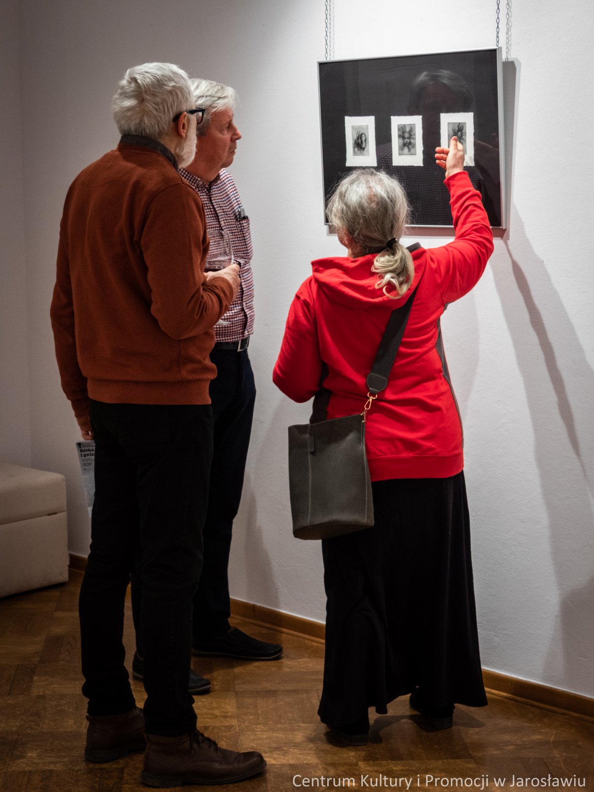 Barbara Komaniecka to artystka, która specjalizuje się w tworzeniu dzieł za pomocą technik druku wklęsłego. Wystawę pt. „Rzeka, ptak i gwiazda” można oglądać Galerii Głównej u Attavantich przez cały marzec. 4 marca w Galerii Głównej u Attavantich miał miejsce wernisaż wystawy Barbary Komanieckiej. Artystka jest doktorantką Szkoły Doktorskiej Uniwersytetu UR, na kierunku „Sztuki plastyczne i konserwacja dzieł sztuki”. Zajmuje się grafiką, tworząc w technikach druku wklęsłego, głównie jest to: akwaforta, mezzotinta oraz sucha igła. Prezentowana w przestrzeniach wystawienniczych ekspozycja nosi tytuł „Rzeka, ptak i gwiazda. Jak podkreślała artystka, jest to nawiązanie do wiersza Zbigniewa Herberta „Hermes, pies i gwiazda”. Barbarze Komanieckiej podczas wernisażu towarzyszyła debiutująca artystka Aleksandra Jucha, której prace można oglądać w Galerii Debiutów, również do końca marca.