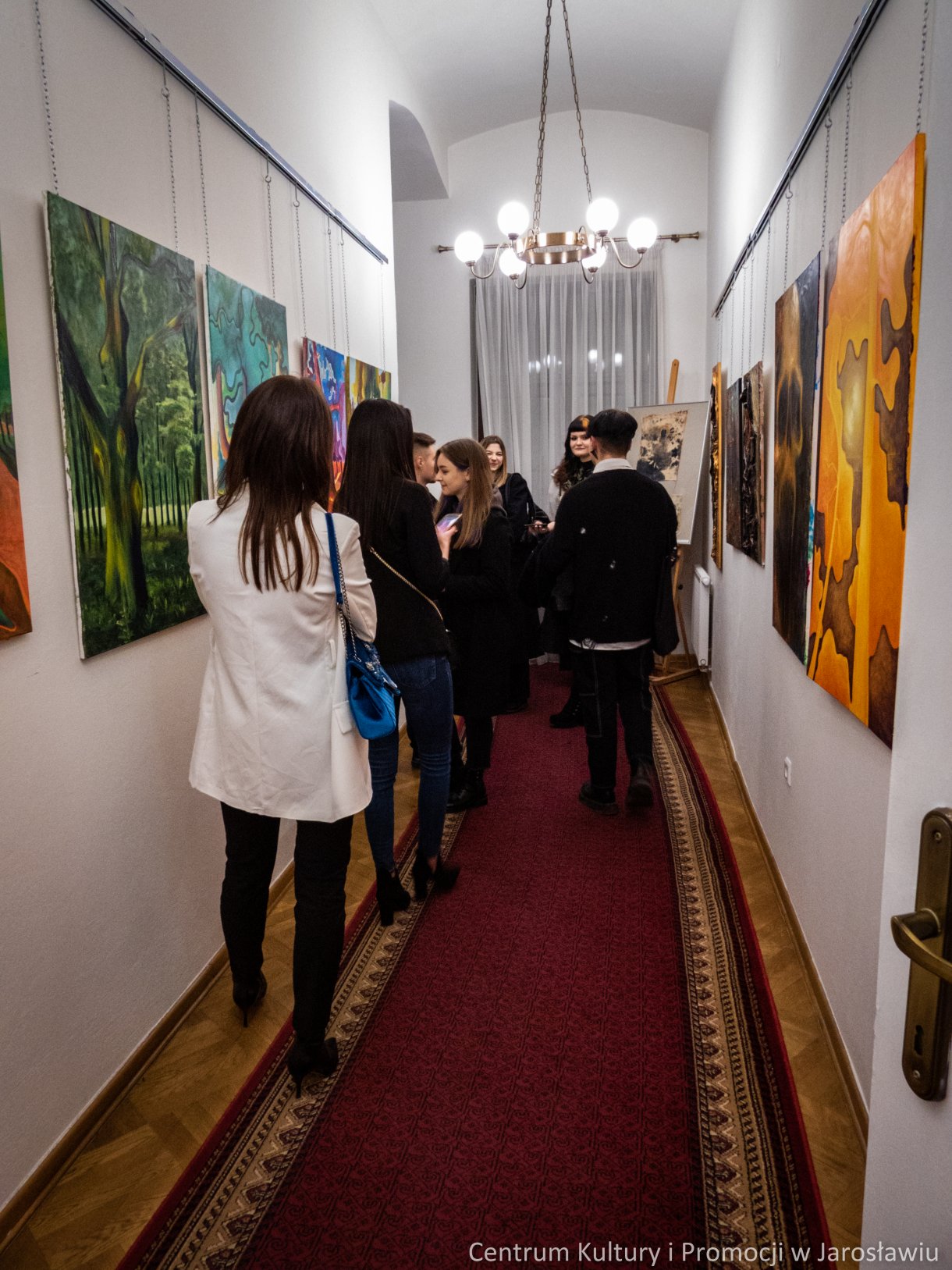 Barbara Komaniecka to artystka, która specjalizuje się w tworzeniu dzieł za pomocą technik druku wklęsłego. Wystawę pt. „Rzeka, ptak i gwiazda” można oglądać Galerii Głównej u Attavantich przez cały marzec. 4 marca w Galerii Głównej u Attavantich miał miejsce wernisaż wystawy Barbary Komanieckiej. Artystka jest doktorantką Szkoły Doktorskiej Uniwersytetu UR, na kierunku „Sztuki plastyczne i konserwacja dzieł sztuki”. Zajmuje się grafiką, tworząc w technikach druku wklęsłego, głównie jest to: akwaforta, mezzotinta oraz sucha igła. Prezentowana w przestrzeniach wystawienniczych ekspozycja nosi tytuł „Rzeka, ptak i gwiazda. Jak podkreślała artystka, jest to nawiązanie do wiersza Zbigniewa Herberta „Hermes, pies i gwiazda”. Barbarze Komanieckiej podczas wernisażu towarzyszyła debiutująca artystka Aleksandra Jucha, której prace można oglądać w Galerii Debiutów, również do końca marca.