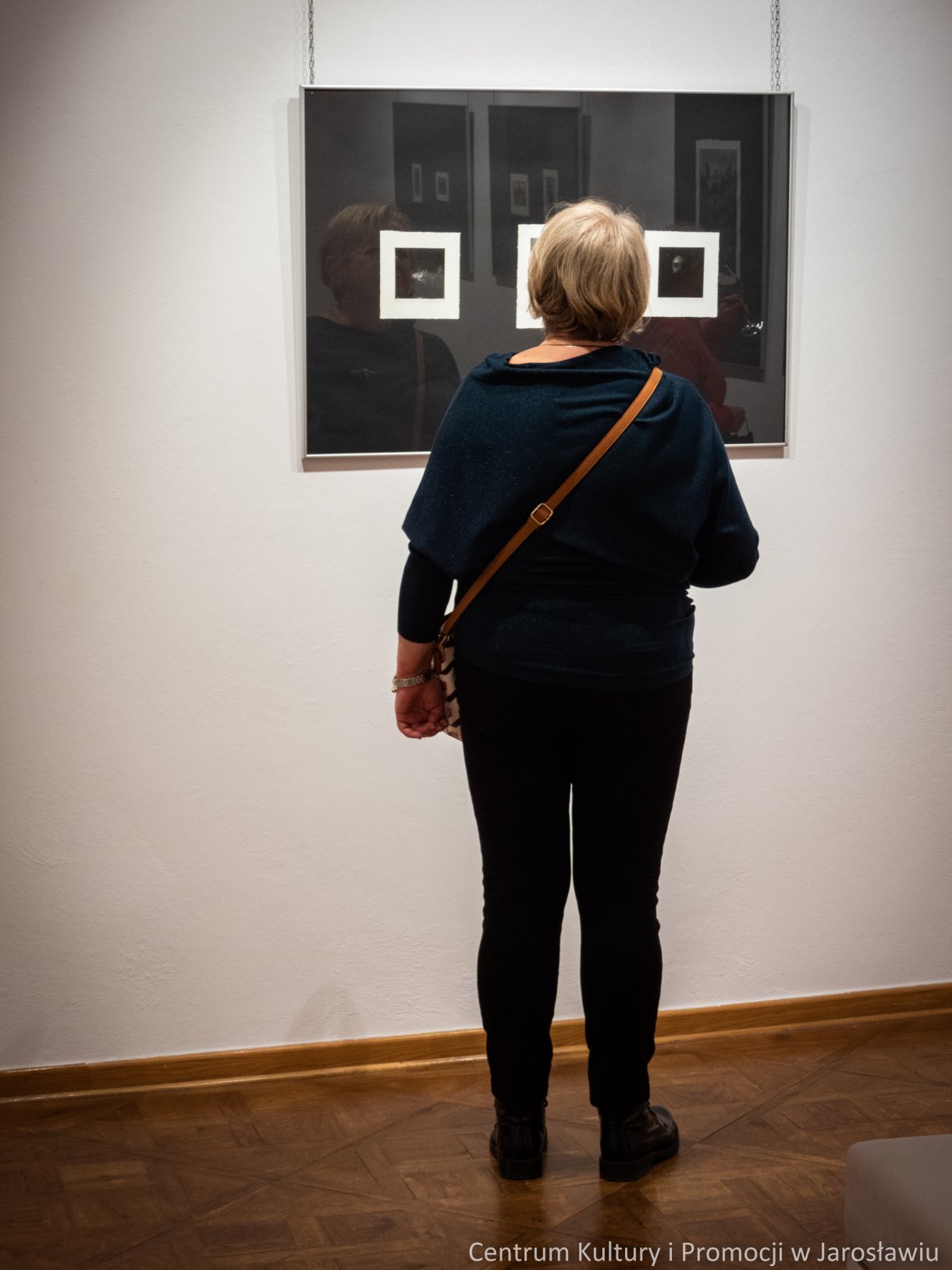 Barbara Komaniecka to artystka, która specjalizuje się w tworzeniu dzieł za pomocą technik druku wklęsłego. Wystawę pt. „Rzeka, ptak i gwiazda” można oglądać Galerii Głównej u Attavantich przez cały marzec. 4 marca w Galerii Głównej u Attavantich miał miejsce wernisaż wystawy Barbary Komanieckiej. Artystka jest doktorantką Szkoły Doktorskiej Uniwersytetu UR, na kierunku „Sztuki plastyczne i konserwacja dzieł sztuki”. Zajmuje się grafiką, tworząc w technikach druku wklęsłego, głównie jest to: akwaforta, mezzotinta oraz sucha igła. Prezentowana w przestrzeniach wystawienniczych ekspozycja nosi tytuł „Rzeka, ptak i gwiazda. Jak podkreślała artystka, jest to nawiązanie do wiersza Zbigniewa Herberta „Hermes, pies i gwiazda”. Barbarze Komanieckiej podczas wernisażu towarzyszyła debiutująca artystka Aleksandra Jucha, której prace można oglądać w Galerii Debiutów, również do końca marca.