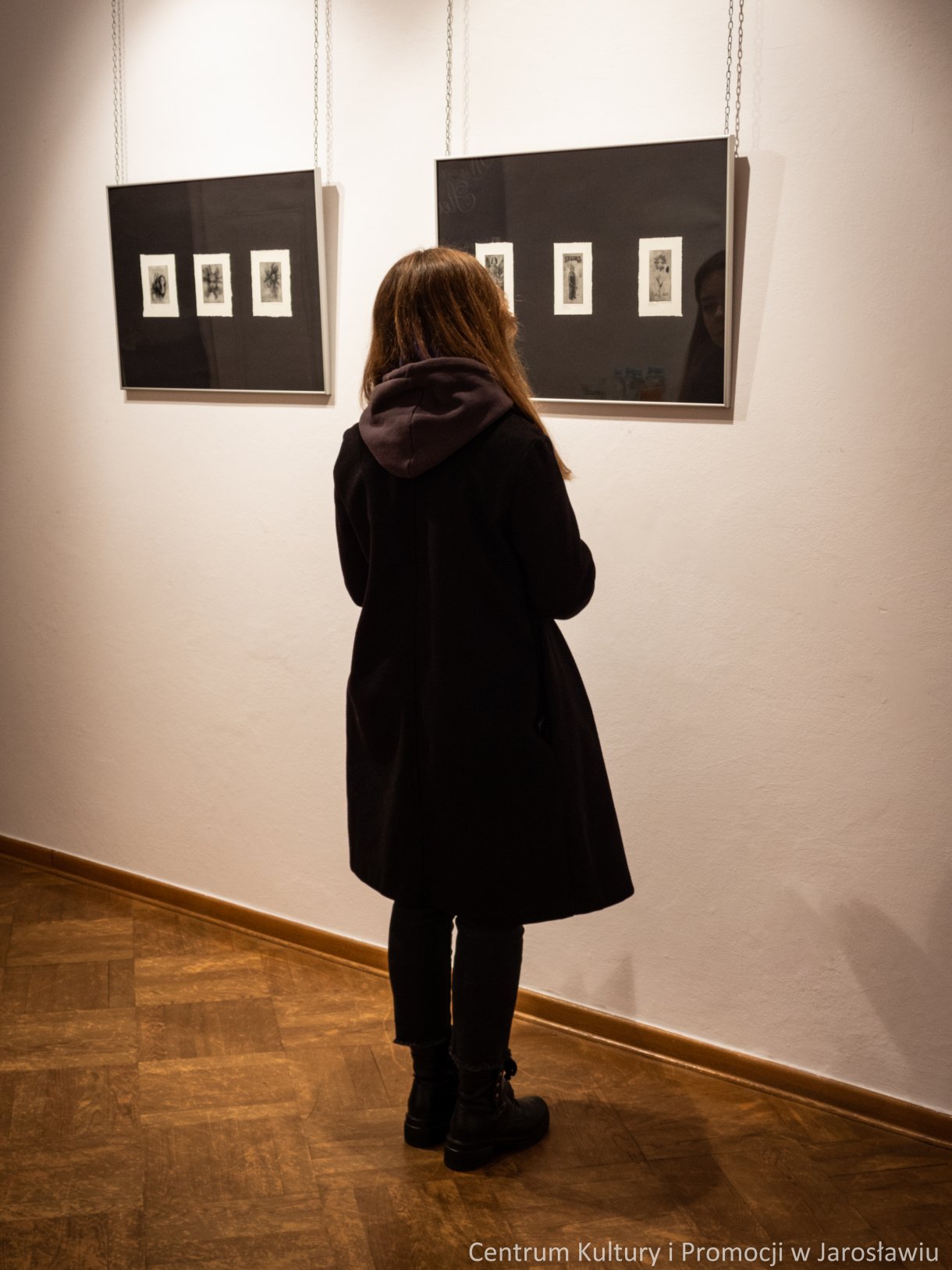 Barbara Komaniecka to artystka, która specjalizuje się w tworzeniu dzieł za pomocą technik druku wklęsłego. Wystawę pt. „Rzeka, ptak i gwiazda” można oglądać Galerii Głównej u Attavantich przez cały marzec. 4 marca w Galerii Głównej u Attavantich miał miejsce wernisaż wystawy Barbary Komanieckiej. Artystka jest doktorantką Szkoły Doktorskiej Uniwersytetu UR, na kierunku „Sztuki plastyczne i konserwacja dzieł sztuki”. Zajmuje się grafiką, tworząc w technikach druku wklęsłego, głównie jest to: akwaforta, mezzotinta oraz sucha igła. Prezentowana w przestrzeniach wystawienniczych ekspozycja nosi tytuł „Rzeka, ptak i gwiazda. Jak podkreślała artystka, jest to nawiązanie do wiersza Zbigniewa Herberta „Hermes, pies i gwiazda”. Barbarze Komanieckiej podczas wernisażu towarzyszyła debiutująca artystka Aleksandra Jucha, której prace można oglądać w Galerii Debiutów, również do końca marca.