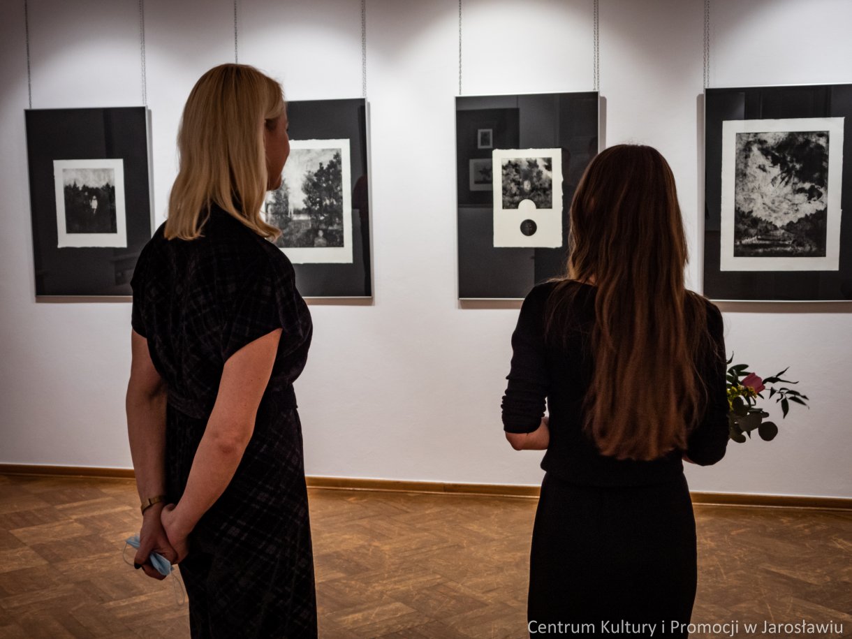 Barbara Komaniecka to artystka, która specjalizuje się w tworzeniu dzieł za pomocą technik druku wklęsłego. Wystawę pt. „Rzeka, ptak i gwiazda” można oglądać Galerii Głównej u Attavantich przez cały marzec. 4 marca w Galerii Głównej u Attavantich miał miejsce wernisaż wystawy Barbary Komanieckiej. Artystka jest doktorantką Szkoły Doktorskiej Uniwersytetu UR, na kierunku „Sztuki plastyczne i konserwacja dzieł sztuki”. Zajmuje się grafiką, tworząc w technikach druku wklęsłego, głównie jest to: akwaforta, mezzotinta oraz sucha igła. Prezentowana w przestrzeniach wystawienniczych ekspozycja nosi tytuł „Rzeka, ptak i gwiazda. Jak podkreślała artystka, jest to nawiązanie do wiersza Zbigniewa Herberta „Hermes, pies i gwiazda”. Barbarze Komanieckiej podczas wernisażu towarzyszyła debiutująca artystka Aleksandra Jucha, której prace można oglądać w Galerii Debiutów, również do końca marca.