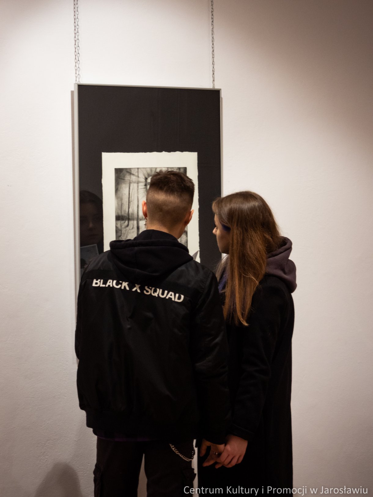 Barbara Komaniecka to artystka, która specjalizuje się w tworzeniu dzieł za pomocą technik druku wklęsłego. Wystawę pt. „Rzeka, ptak i gwiazda” można oglądać Galerii Głównej u Attavantich przez cały marzec. 4 marca w Galerii Głównej u Attavantich miał miejsce wernisaż wystawy Barbary Komanieckiej. Artystka jest doktorantką Szkoły Doktorskiej Uniwersytetu UR, na kierunku „Sztuki plastyczne i konserwacja dzieł sztuki”. Zajmuje się grafiką, tworząc w technikach druku wklęsłego, głównie jest to: akwaforta, mezzotinta oraz sucha igła. Prezentowana w przestrzeniach wystawienniczych ekspozycja nosi tytuł „Rzeka, ptak i gwiazda. Jak podkreślała artystka, jest to nawiązanie do wiersza Zbigniewa Herberta „Hermes, pies i gwiazda”. Barbarze Komanieckiej podczas wernisażu towarzyszyła debiutująca artystka Aleksandra Jucha, której prace można oglądać w Galerii Debiutów, również do końca marca.