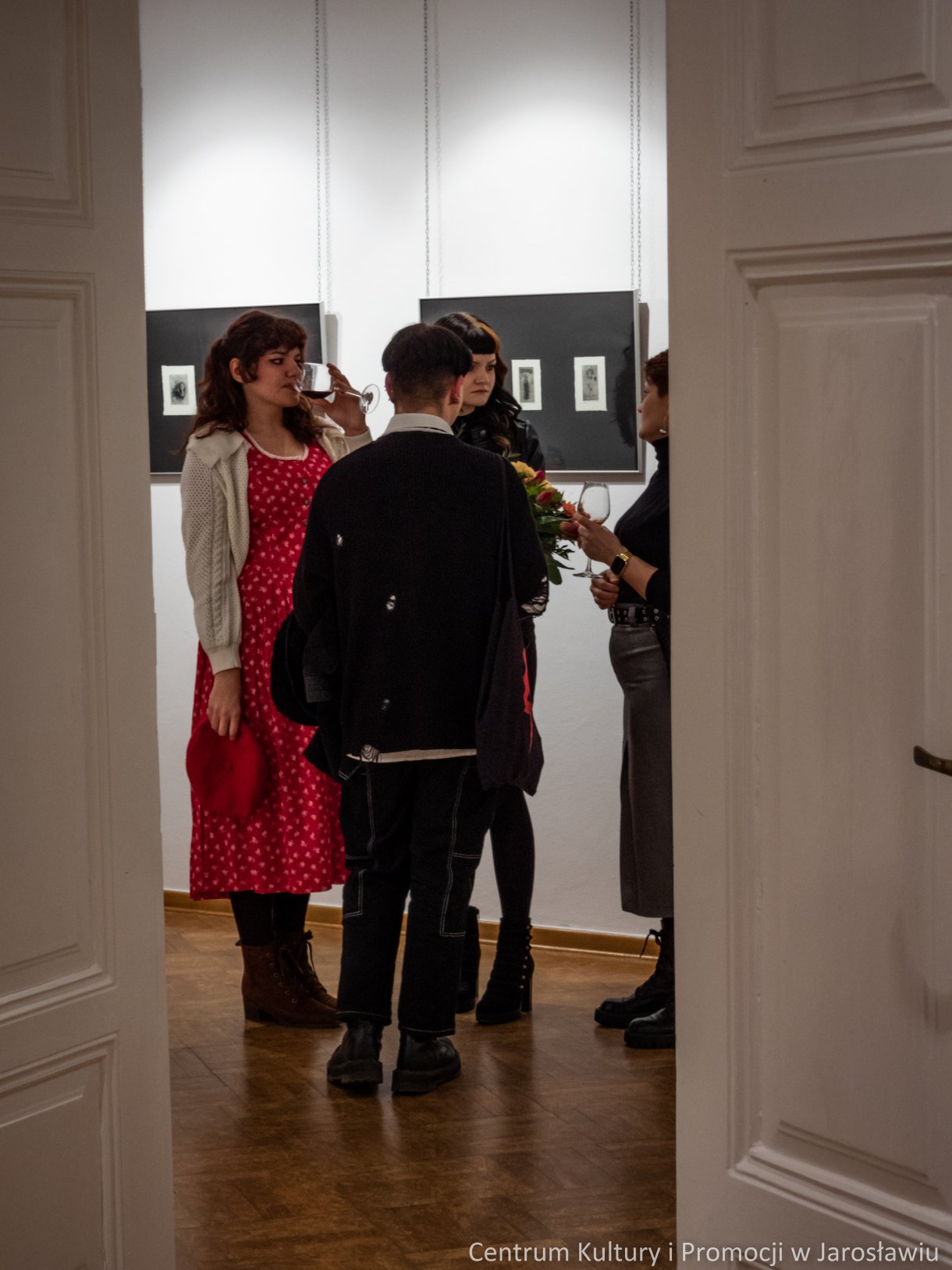 Barbara Komaniecka to artystka, która specjalizuje się w tworzeniu dzieł za pomocą technik druku wklęsłego. Wystawę pt. „Rzeka, ptak i gwiazda” można oglądać Galerii Głównej u Attavantich przez cały marzec. 4 marca w Galerii Głównej u Attavantich miał miejsce wernisaż wystawy Barbary Komanieckiej. Artystka jest doktorantką Szkoły Doktorskiej Uniwersytetu UR, na kierunku „Sztuki plastyczne i konserwacja dzieł sztuki”. Zajmuje się grafiką, tworząc w technikach druku wklęsłego, głównie jest to: akwaforta, mezzotinta oraz sucha igła. Prezentowana w przestrzeniach wystawienniczych ekspozycja nosi tytuł „Rzeka, ptak i gwiazda. Jak podkreślała artystka, jest to nawiązanie do wiersza Zbigniewa Herberta „Hermes, pies i gwiazda”. Barbarze Komanieckiej podczas wernisażu towarzyszyła debiutująca artystka Aleksandra Jucha, której prace można oglądać w Galerii Debiutów, również do końca marca.