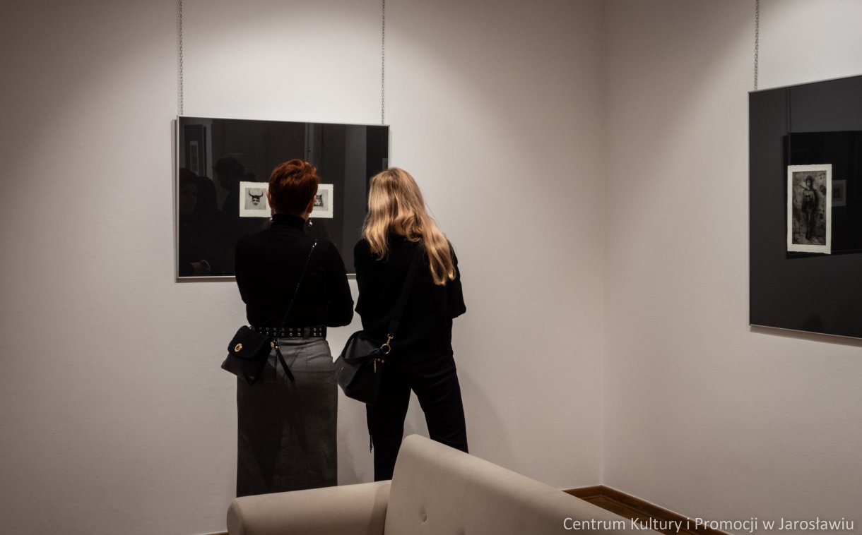 Barbara Komaniecka to artystka, która specjalizuje się w tworzeniu dzieł za pomocą technik druku wklęsłego. Wystawę pt. „Rzeka, ptak i gwiazda” można oglądać Galerii Głównej u Attavantich przez cały marzec. 4 marca w Galerii Głównej u Attavantich miał miejsce wernisaż wystawy Barbary Komanieckiej. Artystka jest doktorantką Szkoły Doktorskiej Uniwersytetu UR, na kierunku „Sztuki plastyczne i konserwacja dzieł sztuki”. Zajmuje się grafiką, tworząc w technikach druku wklęsłego, głównie jest to: akwaforta, mezzotinta oraz sucha igła. Prezentowana w przestrzeniach wystawienniczych ekspozycja nosi tytuł „Rzeka, ptak i gwiazda. Jak podkreślała artystka, jest to nawiązanie do wiersza Zbigniewa Herberta „Hermes, pies i gwiazda”. Barbarze Komanieckiej podczas wernisażu towarzyszyła debiutująca artystka Aleksandra Jucha, której prace można oglądać w Galerii Debiutów, również do końca marca.