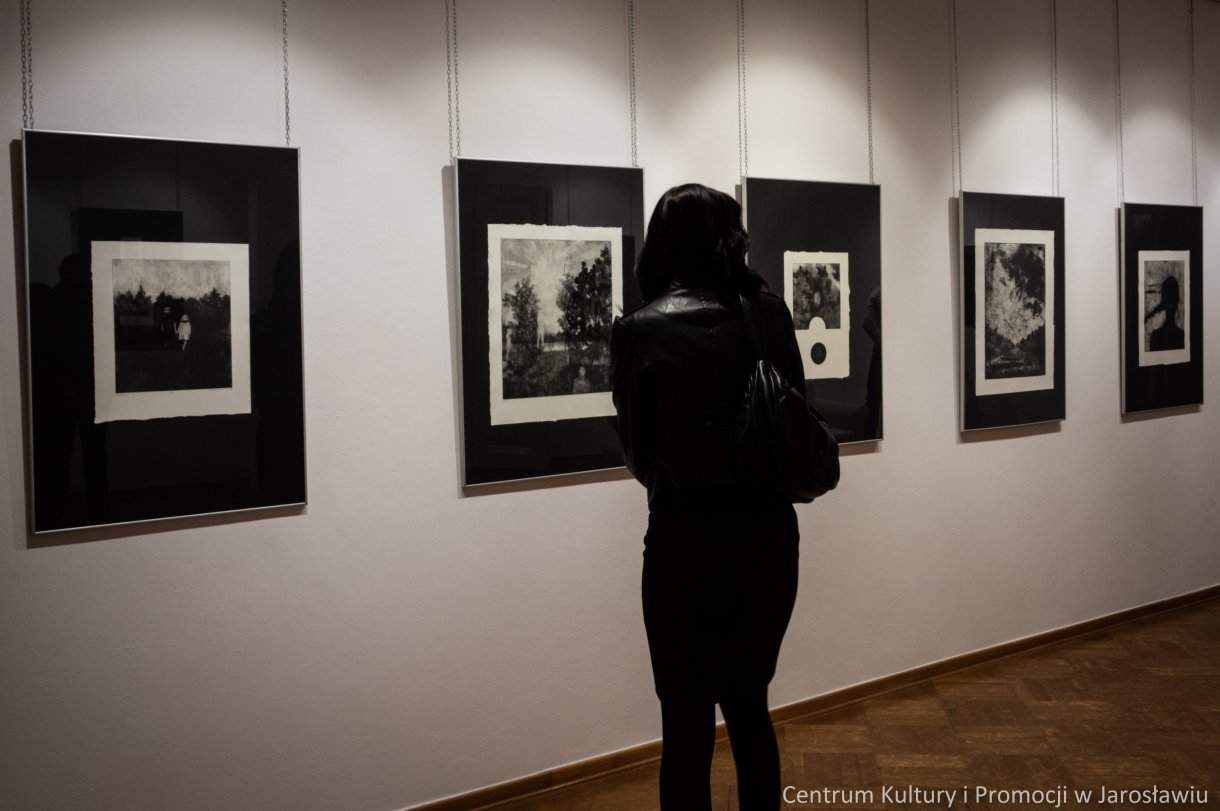 Barbara Komaniecka to artystka, która specjalizuje się w tworzeniu dzieł za pomocą technik druku wklęsłego. Wystawę pt. „Rzeka, ptak i gwiazda” można oglądać Galerii Głównej u Attavantich przez cały marzec. 4 marca w Galerii Głównej u Attavantich miał miejsce wernisaż wystawy Barbary Komanieckiej. Artystka jest doktorantką Szkoły Doktorskiej Uniwersytetu UR, na kierunku „Sztuki plastyczne i konserwacja dzieł sztuki”. Zajmuje się grafiką, tworząc w technikach druku wklęsłego, głównie jest to: akwaforta, mezzotinta oraz sucha igła. Prezentowana w przestrzeniach wystawienniczych ekspozycja nosi tytuł „Rzeka, ptak i gwiazda. Jak podkreślała artystka, jest to nawiązanie do wiersza Zbigniewa Herberta „Hermes, pies i gwiazda”. Barbarze Komanieckiej podczas wernisażu towarzyszyła debiutująca artystka Aleksandra Jucha, której prace można oglądać w Galerii Debiutów, również do końca marca.