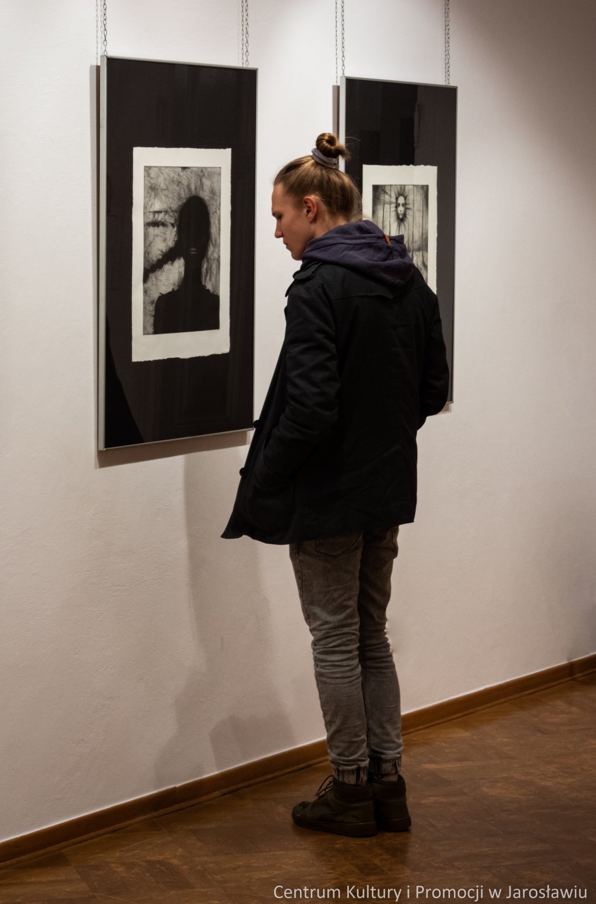 Barbara Komaniecka to artystka, która specjalizuje się w tworzeniu dzieł za pomocą technik druku wklęsłego. Wystawę pt. „Rzeka, ptak i gwiazda” można oglądać Galerii Głównej u Attavantich przez cały marzec. 4 marca w Galerii Głównej u Attavantich miał miejsce wernisaż wystawy Barbary Komanieckiej. Artystka jest doktorantką Szkoły Doktorskiej Uniwersytetu UR, na kierunku „Sztuki plastyczne i konserwacja dzieł sztuki”. Zajmuje się grafiką, tworząc w technikach druku wklęsłego, głównie jest to: akwaforta, mezzotinta oraz sucha igła. Prezentowana w przestrzeniach wystawienniczych ekspozycja nosi tytuł „Rzeka, ptak i gwiazda. Jak podkreślała artystka, jest to nawiązanie do wiersza Zbigniewa Herberta „Hermes, pies i gwiazda”. Barbarze Komanieckiej podczas wernisażu towarzyszyła debiutująca artystka Aleksandra Jucha, której prace można oglądać w Galerii Debiutów, również do końca marca.