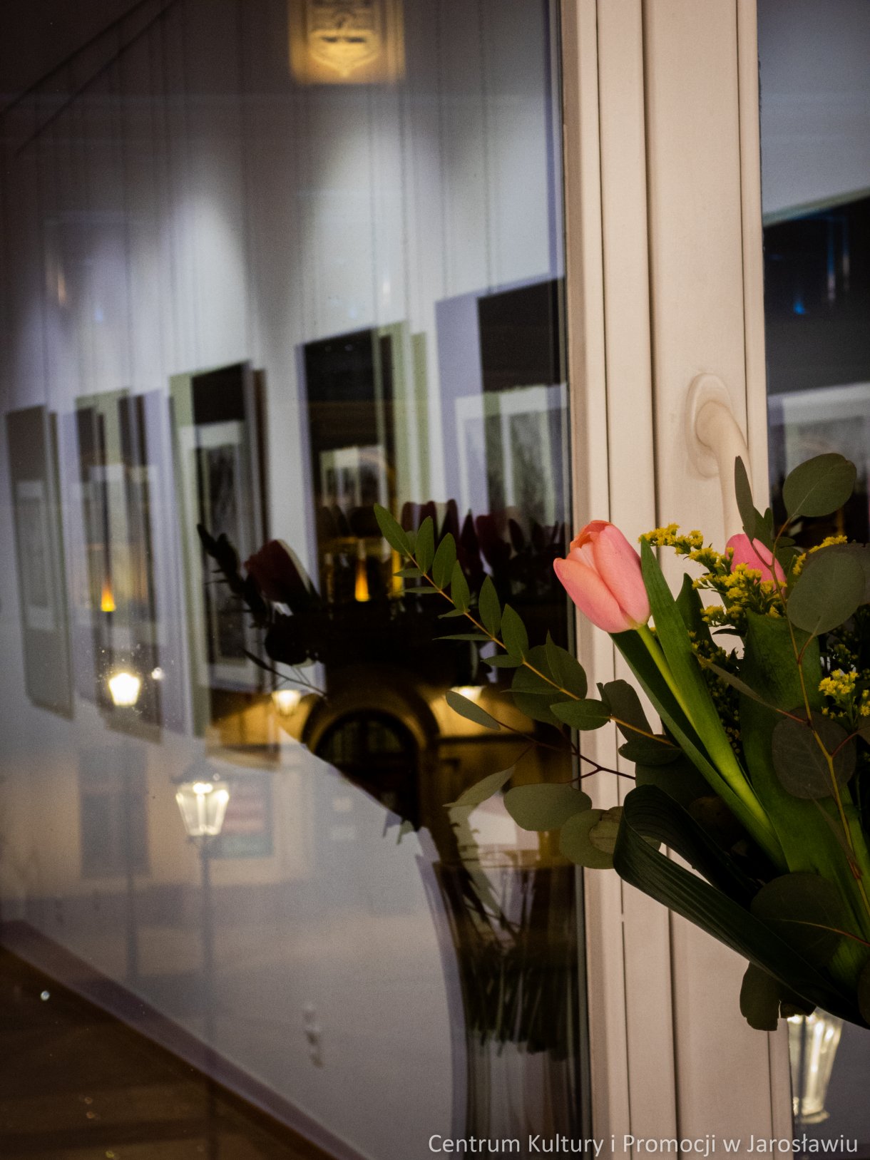 Barbara Komaniecka to artystka, która specjalizuje się w tworzeniu dzieł za pomocą technik druku wklęsłego. Wystawę pt. „Rzeka, ptak i gwiazda” można oglądać Galerii Głównej u Attavantich przez cały marzec. 4 marca w Galerii Głównej u Attavantich miał miejsce wernisaż wystawy Barbary Komanieckiej. Artystka jest doktorantką Szkoły Doktorskiej Uniwersytetu UR, na kierunku „Sztuki plastyczne i konserwacja dzieł sztuki”. Zajmuje się grafiką, tworząc w technikach druku wklęsłego, głównie jest to: akwaforta, mezzotinta oraz sucha igła. Prezentowana w przestrzeniach wystawienniczych ekspozycja nosi tytuł „Rzeka, ptak i gwiazda. Jak podkreślała artystka, jest to nawiązanie do wiersza Zbigniewa Herberta „Hermes, pies i gwiazda”. Barbarze Komanieckiej podczas wernisażu towarzyszyła debiutująca artystka Aleksandra Jucha, której prace można oglądać w Galerii Debiutów, również do końca marca.