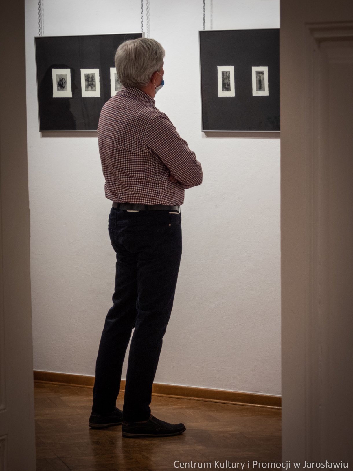 Barbara Komaniecka to artystka, która specjalizuje się w tworzeniu dzieł za pomocą technik druku wklęsłego. Wystawę pt. „Rzeka, ptak i gwiazda” można oglądać Galerii Głównej u Attavantich przez cały marzec. 4 marca w Galerii Głównej u Attavantich miał miejsce wernisaż wystawy Barbary Komanieckiej. Artystka jest doktorantką Szkoły Doktorskiej Uniwersytetu UR, na kierunku „Sztuki plastyczne i konserwacja dzieł sztuki”. Zajmuje się grafiką, tworząc w technikach druku wklęsłego, głównie jest to: akwaforta, mezzotinta oraz sucha igła. Prezentowana w przestrzeniach wystawienniczych ekspozycja nosi tytuł „Rzeka, ptak i gwiazda. Jak podkreślała artystka, jest to nawiązanie do wiersza Zbigniewa Herberta „Hermes, pies i gwiazda”. Barbarze Komanieckiej podczas wernisażu towarzyszyła debiutująca artystka Aleksandra Jucha, której prace można oglądać w Galerii Debiutów, również do końca marca.