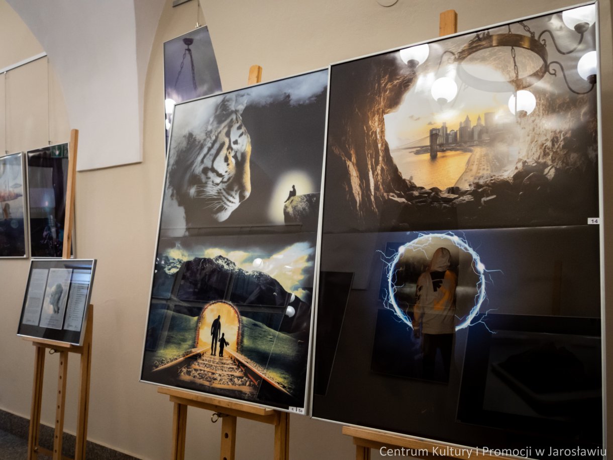 FOTONANIPULACJE wystawa grafiki uczniów kierunku Fotografia i Multimedia Zespołu Szkół Innowacyjnych w Jarosławiu opiekun: dr Beata Jagieła