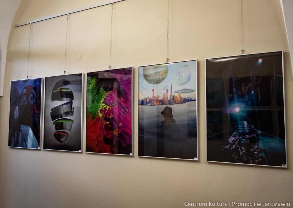 FOTONANIPULACJE wystawa grafiki uczniów kierunku Fotografia i Multimedia Zespołu Szkół Innowacyjnych w Jarosławiu opiekun: dr Beata Jagieła