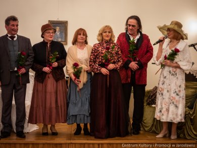 „Moralność Pani Dulskiej” w Sali Lustrzanej Aktorzy Teatru Baccalaureus nie raz udowodnili, że scena to ich żywioł. Nie inaczej było podczas piątkowej premiery dramatu „Moralność Pani Dulskiej”, gdzie aktorzy ukazali swoja znakomitą grę aktorską.  Premiera miała miejsce 11 marca w Sali Lustrzanej Centrum Kultury i Promocji w Jarosławiu. Teatr, pod kierownictwem Doroty Białek wystawił „Moralność Pani Dulskiej”, która była adaptacją dramatu Gabrieli Zapolskiej pod tym samym tytułem. Po spektaklu, Kabaret „Młodzi Duchem” zaprezentował f4ragmenty programu „Ja Ci pokażę – czyli sprawy damsko-męskie”.