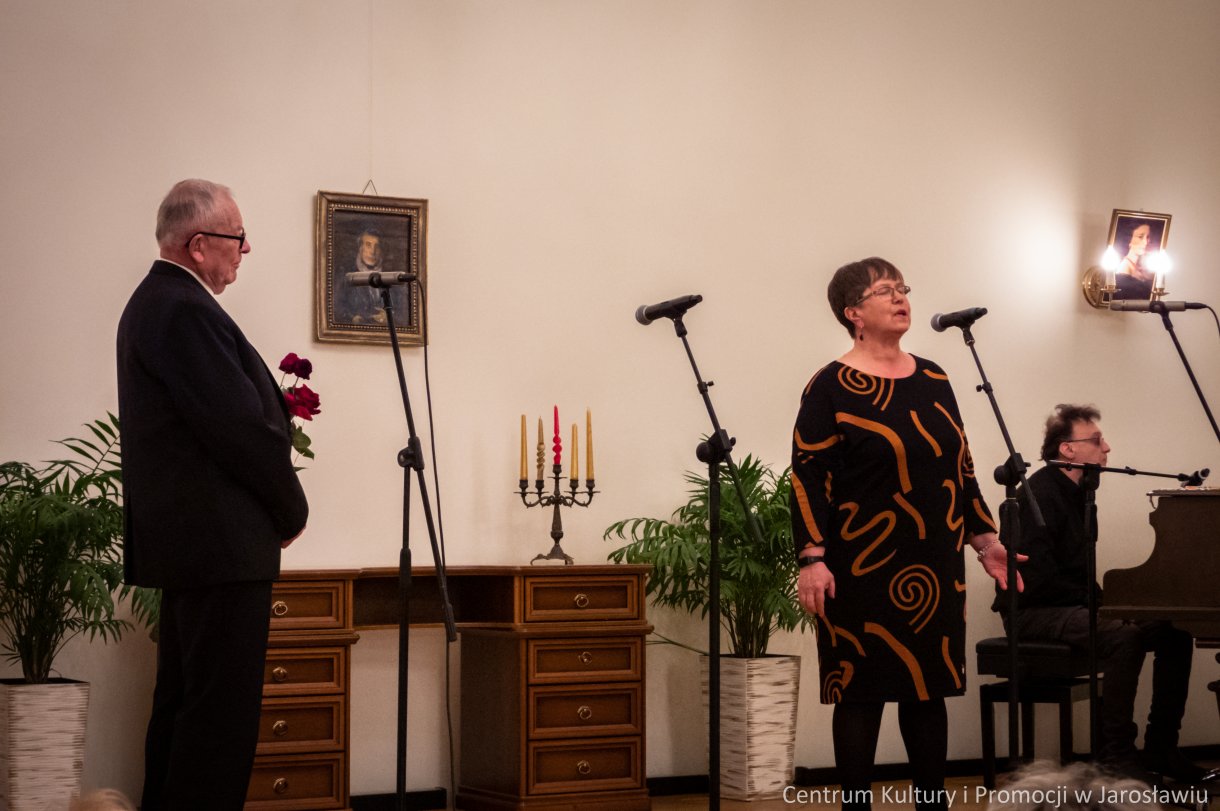 Aktorzy Teatru Baccalaureus nie raz udowodnili, że scena to ich żywioł. Nie inaczej było podczas piątkowej premiery dramatu „Moralność Pani Dulskiej”, gdzie aktorzy ukazali swoja znakomitą grę aktorską.  Premiera miała miejsce 11 marca w Sali Lustrzanej Centrum Kultury i Promocji w Jarosławiu. Teatr, pod kierownictwem Doroty Białek wystawił „Moralność Pani Dulskiej”, która była adaptacją dramatu Gabrieli Zapolskiej pod tym samym tytułem. Po spektaklu, Kabaret „Młodzi Duchem” zaprezentował f4ragmenty programu „Ja Ci pokażę – czyli sprawy damsko-męskie”.  