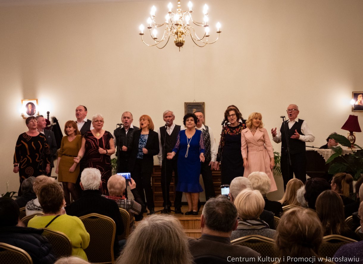 Aktorzy Teatru Baccalaureus nie raz udowodnili, że scena to ich żywioł. Nie inaczej było podczas piątkowej premiery dramatu „Moralność Pani Dulskiej”, gdzie aktorzy ukazali swoja znakomitą grę aktorską.  Premiera miała miejsce 11 marca w Sali Lustrzanej Centrum Kultury i Promocji w Jarosławiu. Teatr, pod kierownictwem Doroty Białek wystawił „Moralność Pani Dulskiej”, która była adaptacją dramatu Gabrieli Zapolskiej pod tym samym tytułem. Po spektaklu, Kabaret „Młodzi Duchem” zaprezentował f4ragmenty programu „Ja Ci pokażę – czyli sprawy damsko-męskie”.  