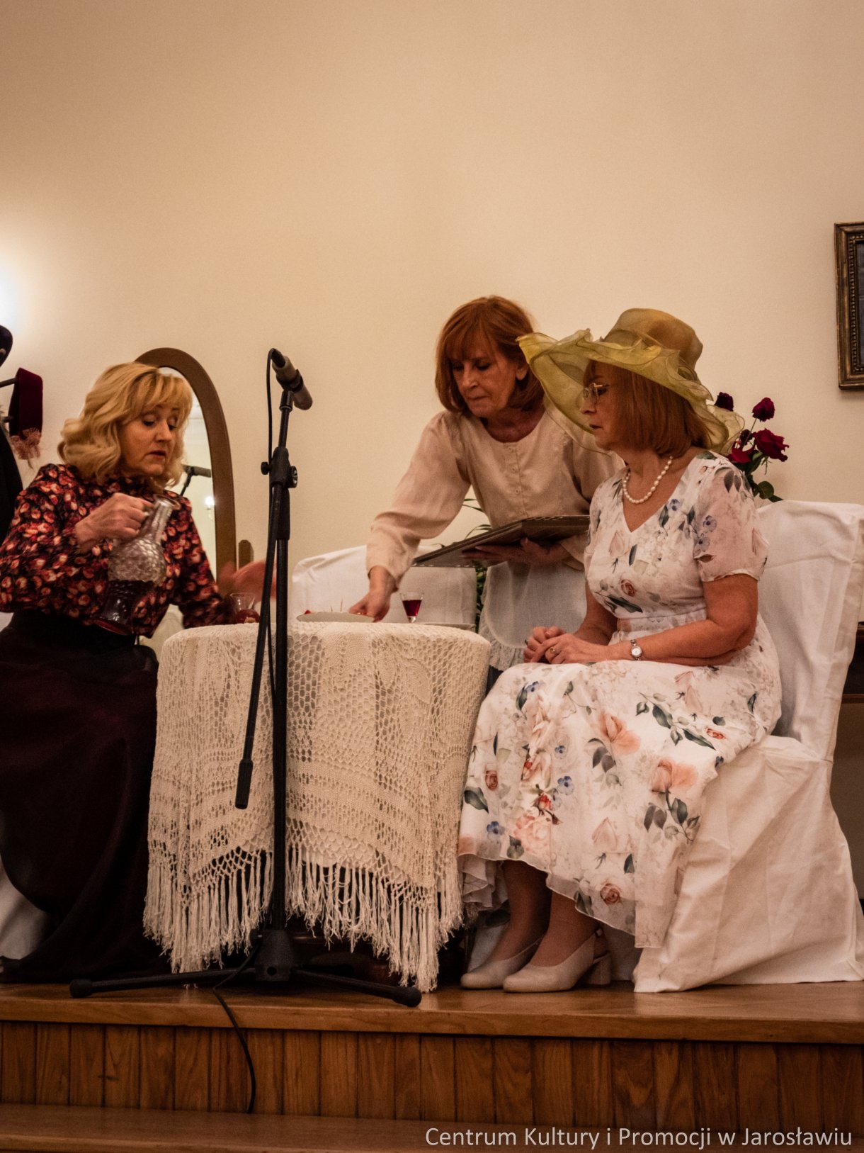 Aktorzy Teatru Baccalaureus nie raz udowodnili, że scena to ich żywioł. Nie inaczej było podczas piątkowej premiery dramatu „Moralność Pani Dulskiej”, gdzie aktorzy ukazali swoja znakomitą grę aktorską.  Premiera miała miejsce 11 marca w Sali Lustrzanej Centrum Kultury i Promocji w Jarosławiu. Teatr, pod kierownictwem Doroty Białek wystawił „Moralność Pani Dulskiej”, która była adaptacją dramatu Gabrieli Zapolskiej pod tym samym tytułem. Po spektaklu, Kabaret „Młodzi Duchem” zaprezentował f4ragmenty programu „Ja Ci pokażę – czyli sprawy damsko-męskie”.  