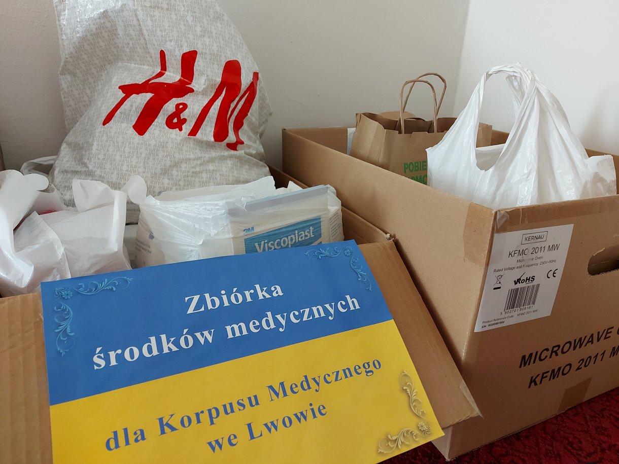 Z inicjatywy członków Teatru organizowana została zbiórka środków medycznych, które zostaną dostarczone bezpośrednio za granicę do Korpusu Medycznego we Lwowie. W imieniu aktorów bardzo dziękujemy za wszystkie przyniesione artykuły