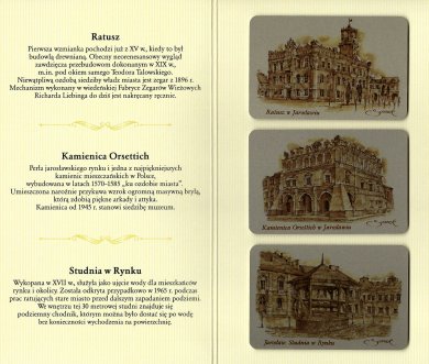 Etui z 3 magnesami z Jarosławia Opakowane w ozdobna okładkę z herbem i wizerunkiem ratusza magnesy metalizowane doskonale odzwierciedlają takie miejskie atrakcje turystyczne jak wspomniany ratusz, kamienica Orsettich i zabytkowa studnia w jarosławskim rynku. Cena: 47 zł Zapraszamy do zakupu stacjonarnie lub wysyłkowo w Centrum Informacji Turystyczno-Kulturalnej w Jarosławiu ul. Rynek 5 oraz Punkcie Informacji Turystycznej (Galeria Stara Ujeżdżalnia), tel.: 16 624 89 89 / 881 500 889