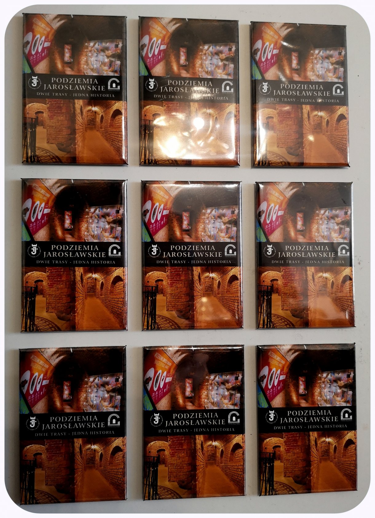 Pierwszy z wzorów magnesów na lodówkę, który jest związany z nową ofertą Centrum Kultury i Promocji w Jarosławiu, czyli możliwością zwiedzenia dwóch tras podziemnych: Podziemnego Przejścia Turystycznego i Trasy Podziemnej im. Feliksa Zalewskiego. Cena: 8 zł Zapraszamy do zakupu stacjonarnie lub wysyłkowo w Centrum Informacji Turystyczno-Kulturalnej w Jarosławiu ul. Rynek 5 oraz Punkcie Informacji Turystycznej (Galeria Stara Ujeżdżalnia), tel.: 16 624 89 89 / 881 500 889