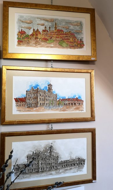 Panoramy miasta autorstwa Krzysztofa Suszka Jarosławski rynek podlega rewitalizacji, w związku z czym zmienia się i te zachodzące zmiany starał się uchwycić znany już z „jarosławskiej” twórczości artysta. W sprzedaży w Centrum Informacji Turystyczno-Kulturalnej jest też dostępna panorama z dawnym widokiem miasta, inspirowana oczywiście najstarszym widokiem ryciny Jarosławia z wieku XVII. Cena: 300 zł