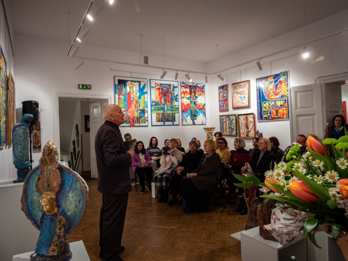 Eugeniusz Molski przed uczestnikami wernisazu poczas otwarcia