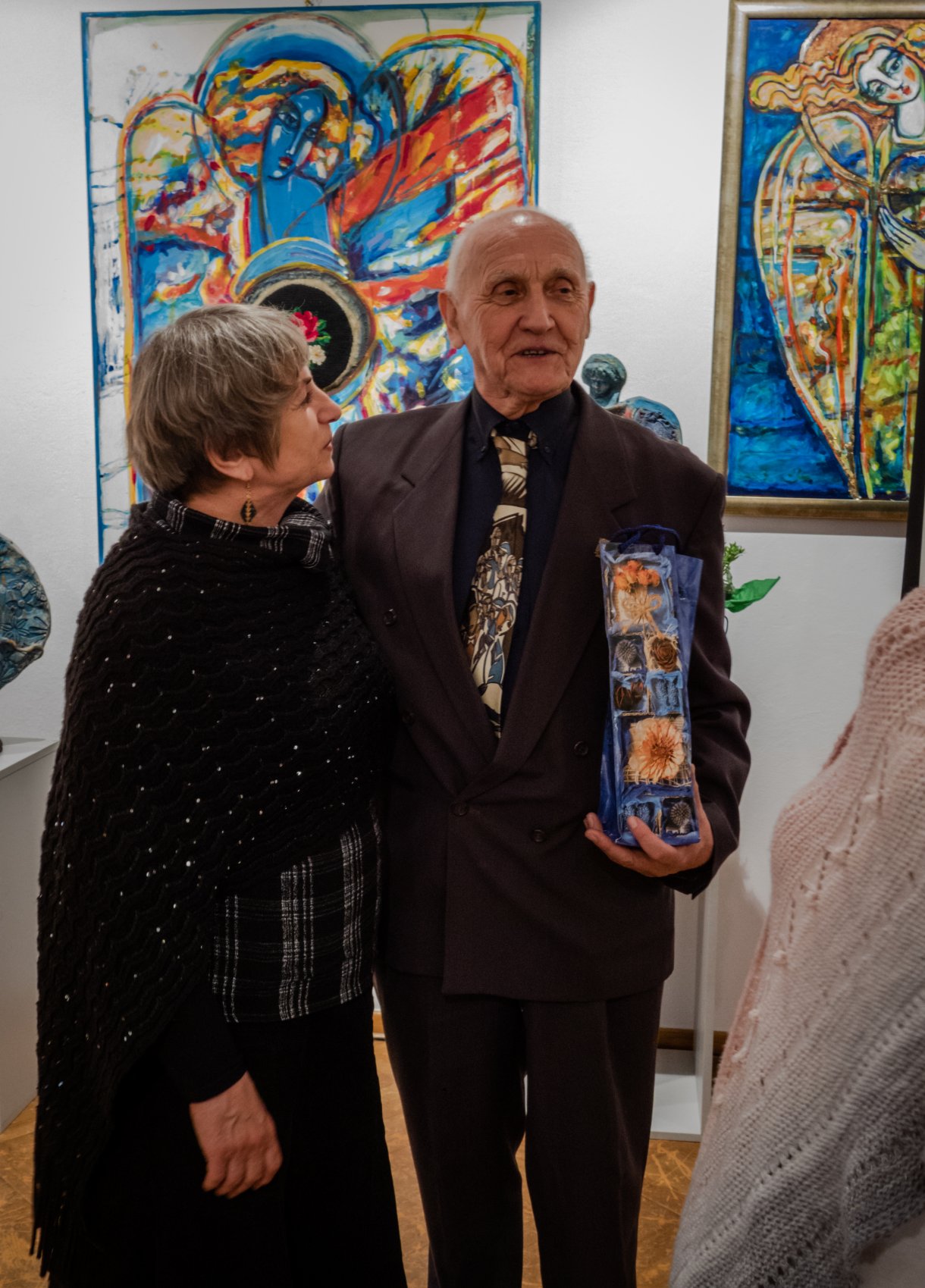 Eugeniusz Molski z uczestniczką wernisazu