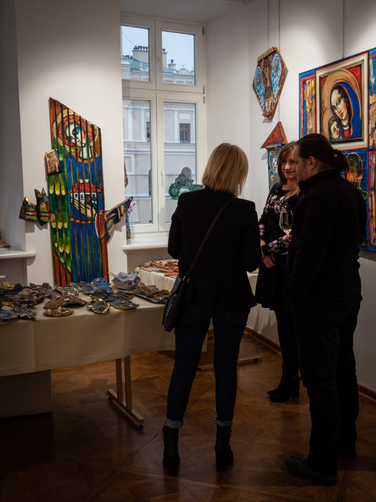 uczestnicy wernisażu podczas oglądania ekspozycji