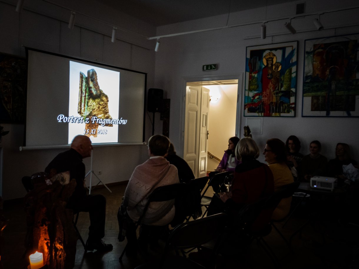 uczestnicy wernisażu podczas oglądania ekspozycji