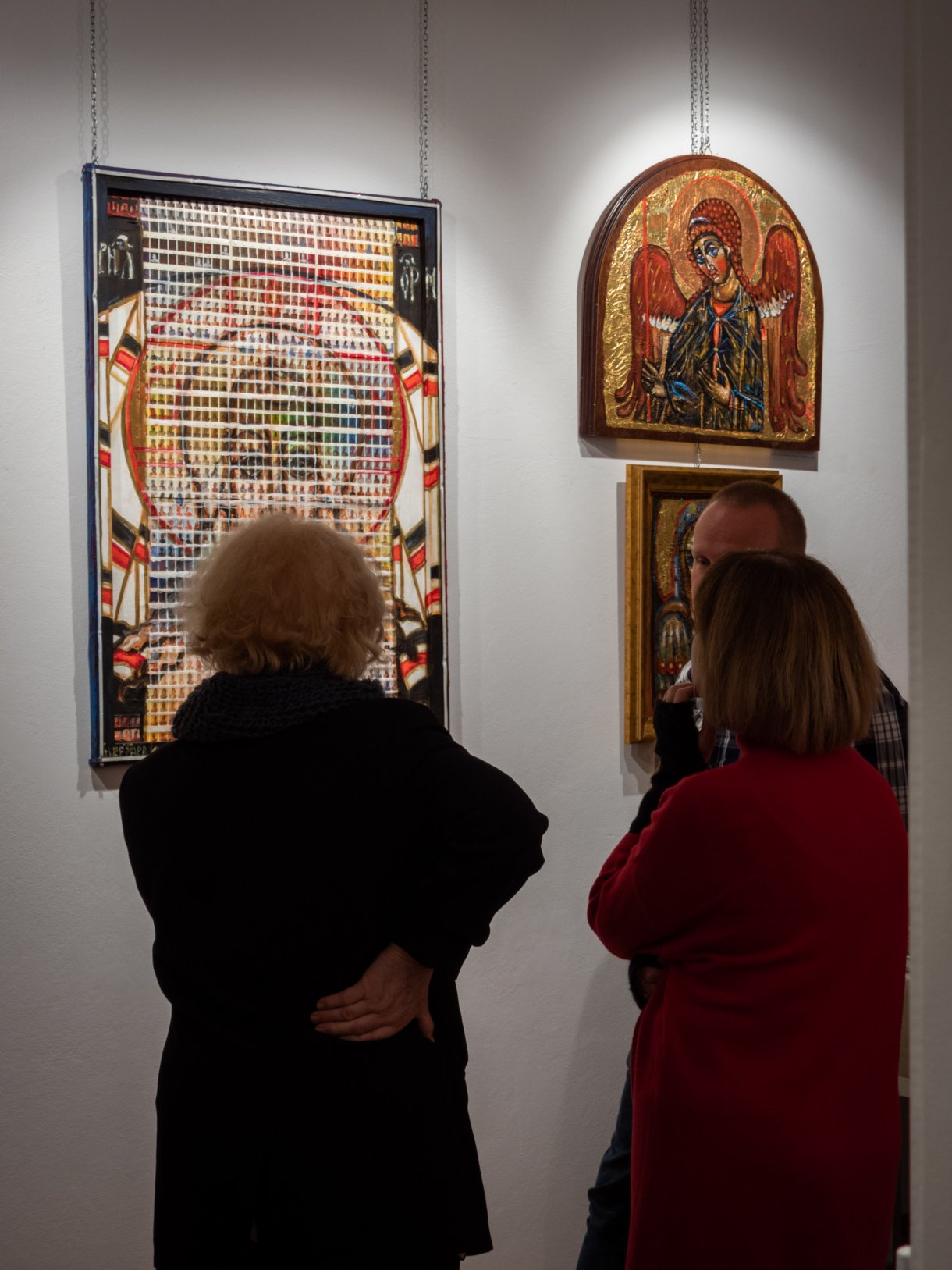 uczestnicy wernisażu podczas oglądania ekspozycji