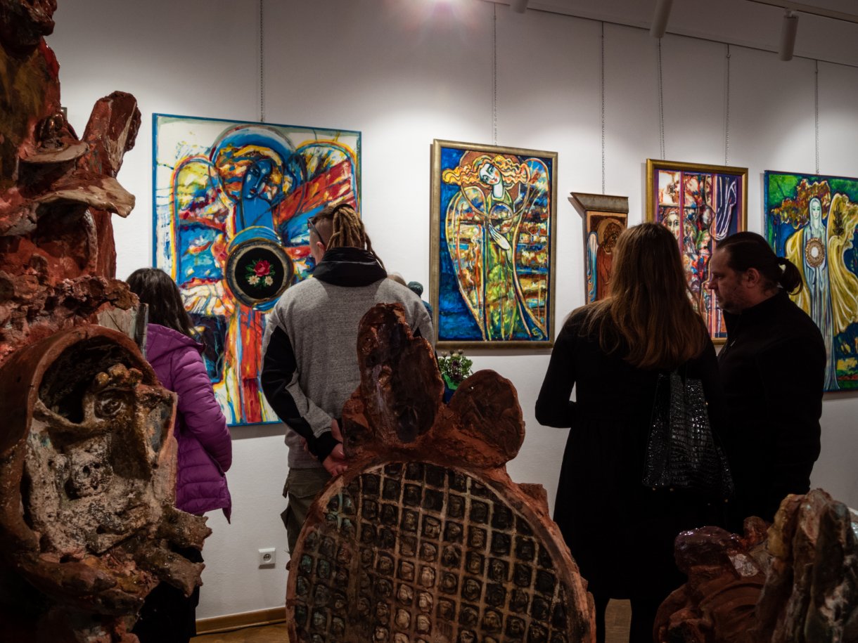 uczestnicy wernisażu podczas oglądania ekspozycji