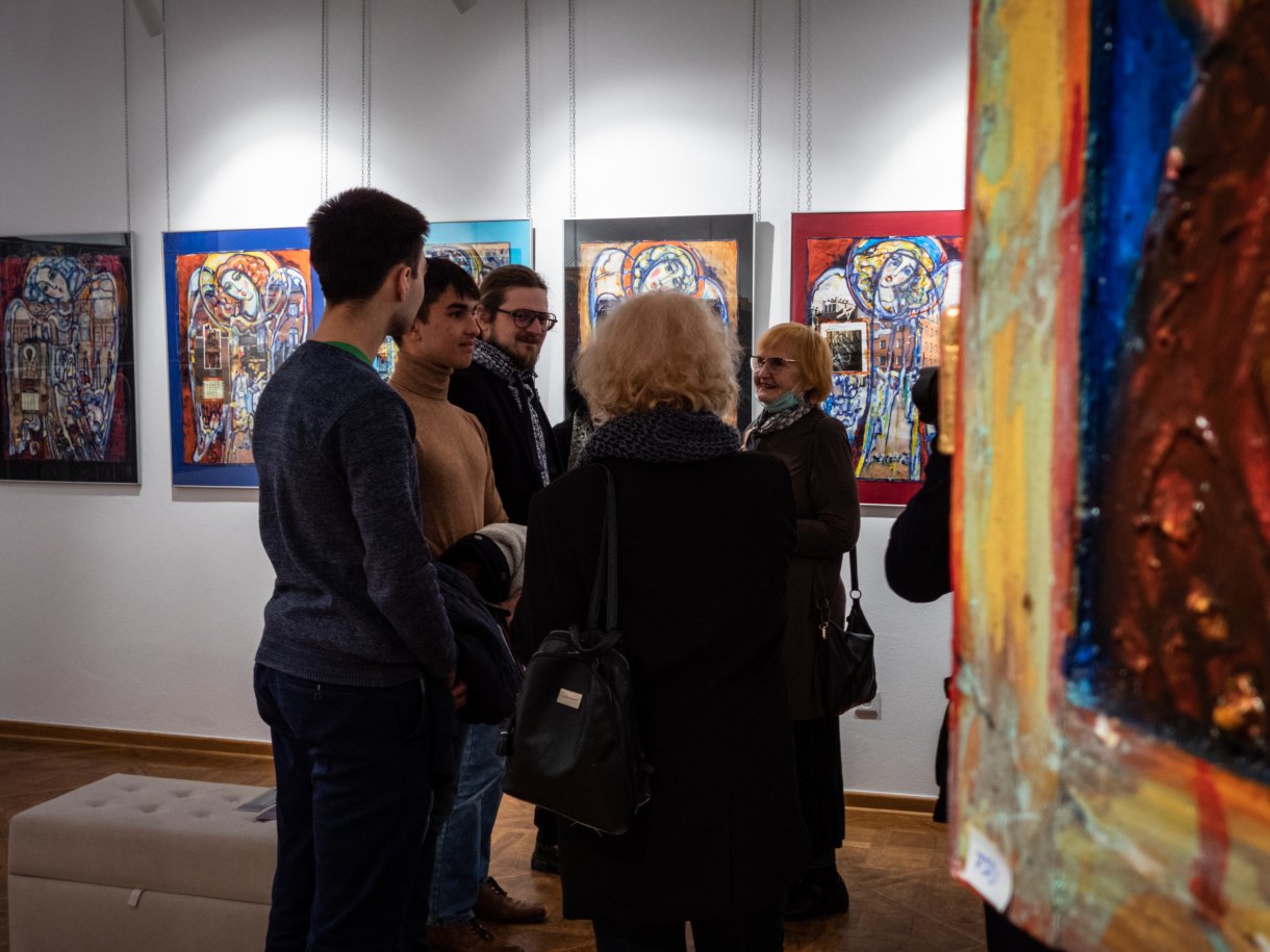 uczestnicy wernisażu podczas oglądania ekspozycji