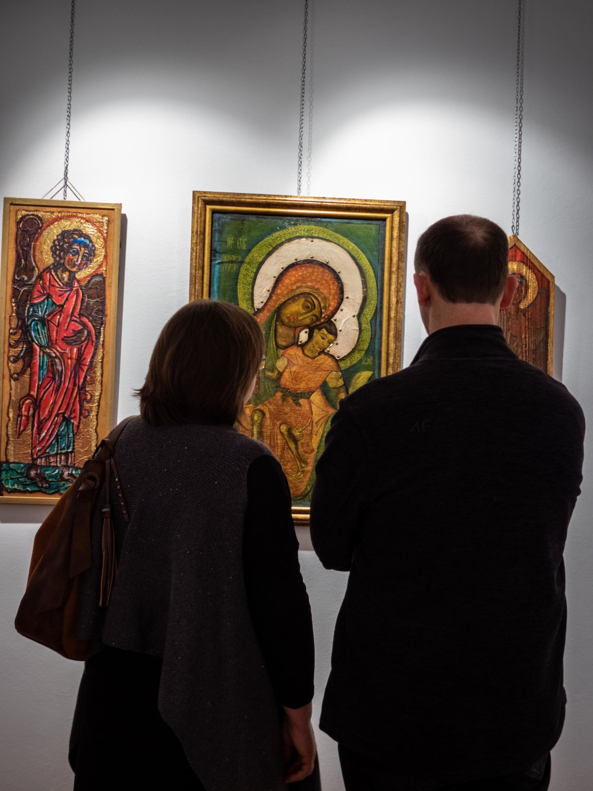 uczestnicy wernisażu podczas oglądania ekspozycji