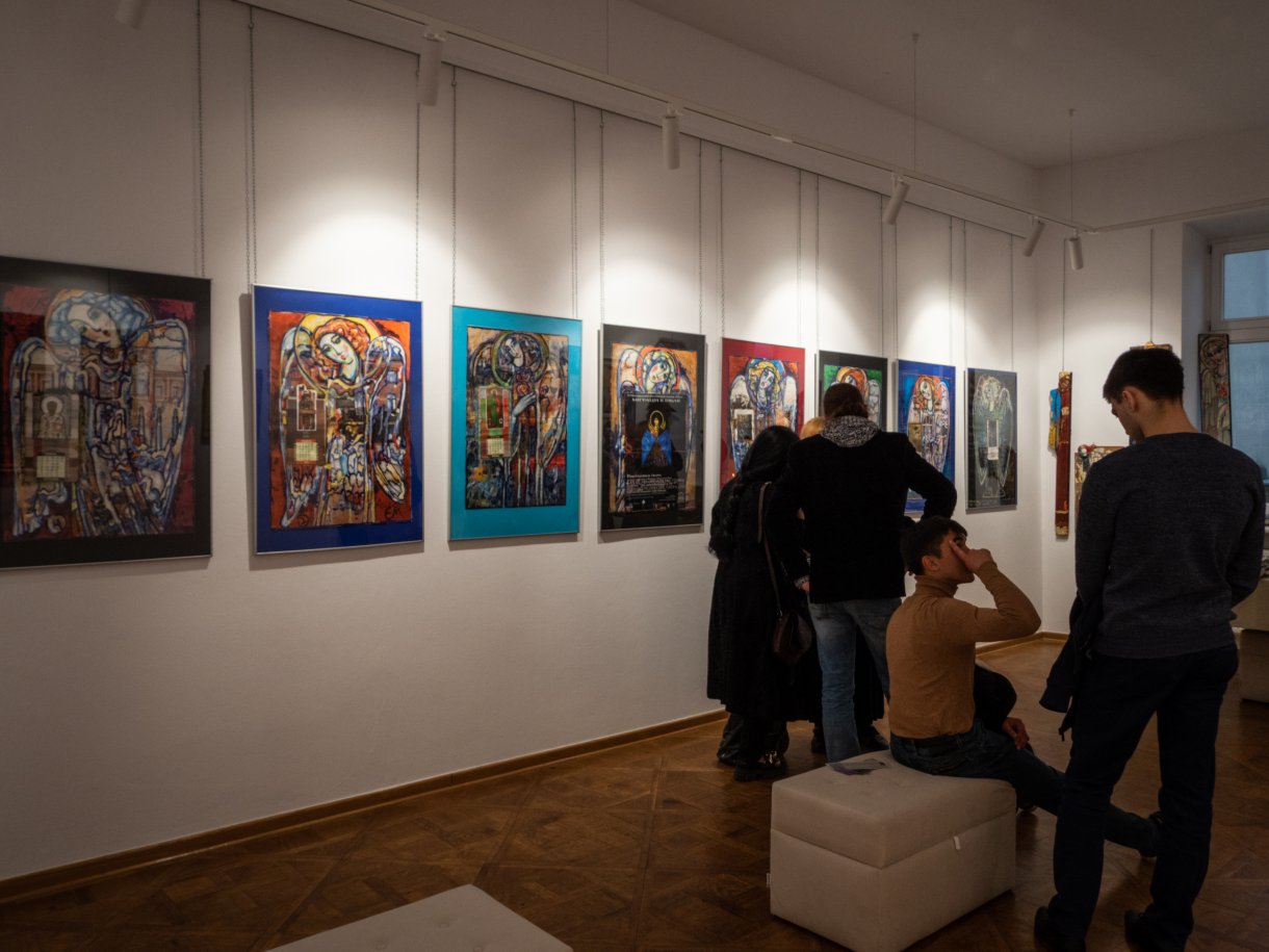 uczestnicy wernisażu podczas oglądania ekspozycji