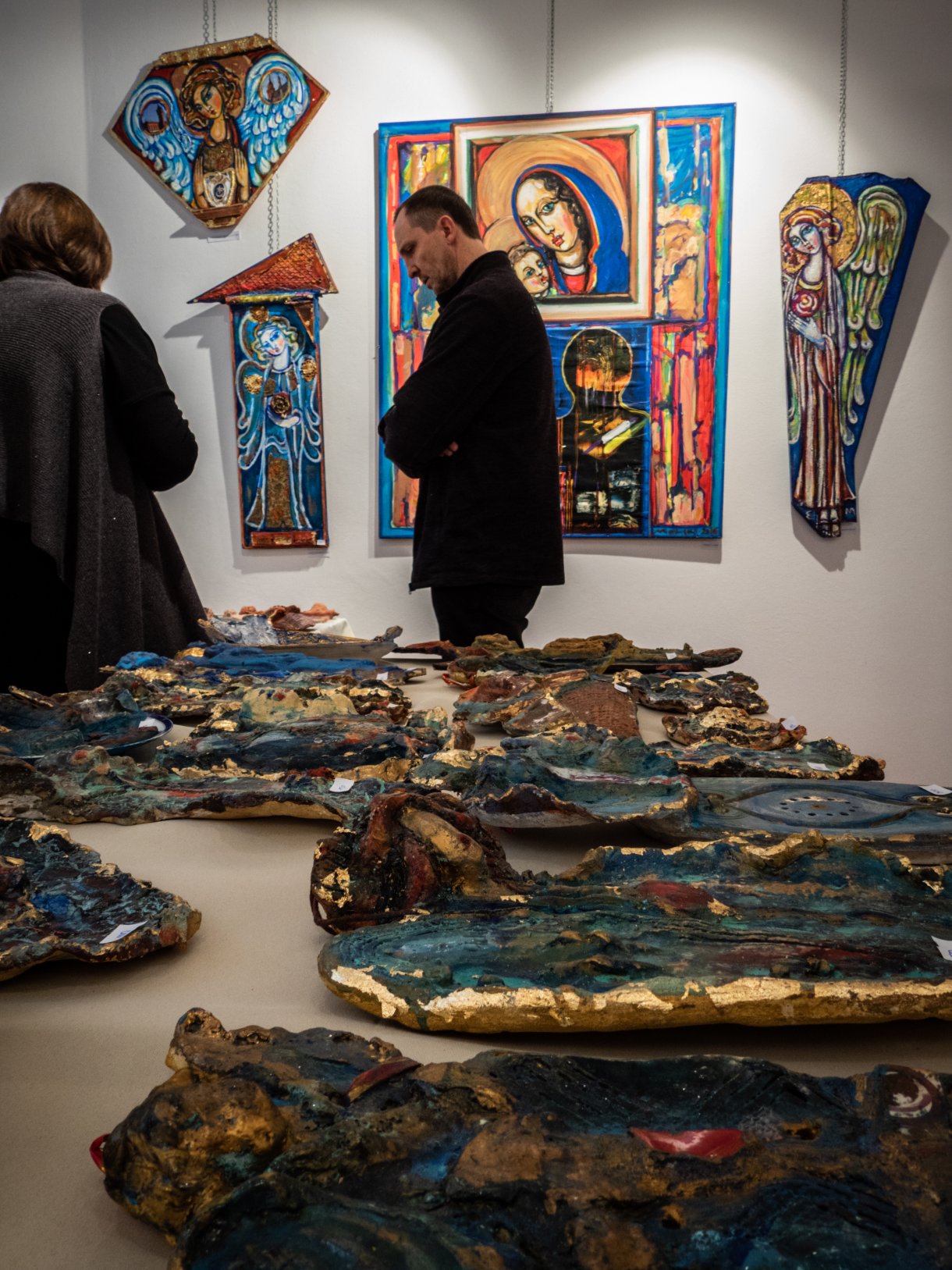 uczestnicy wernisażu podczas oglądania ekspozycji