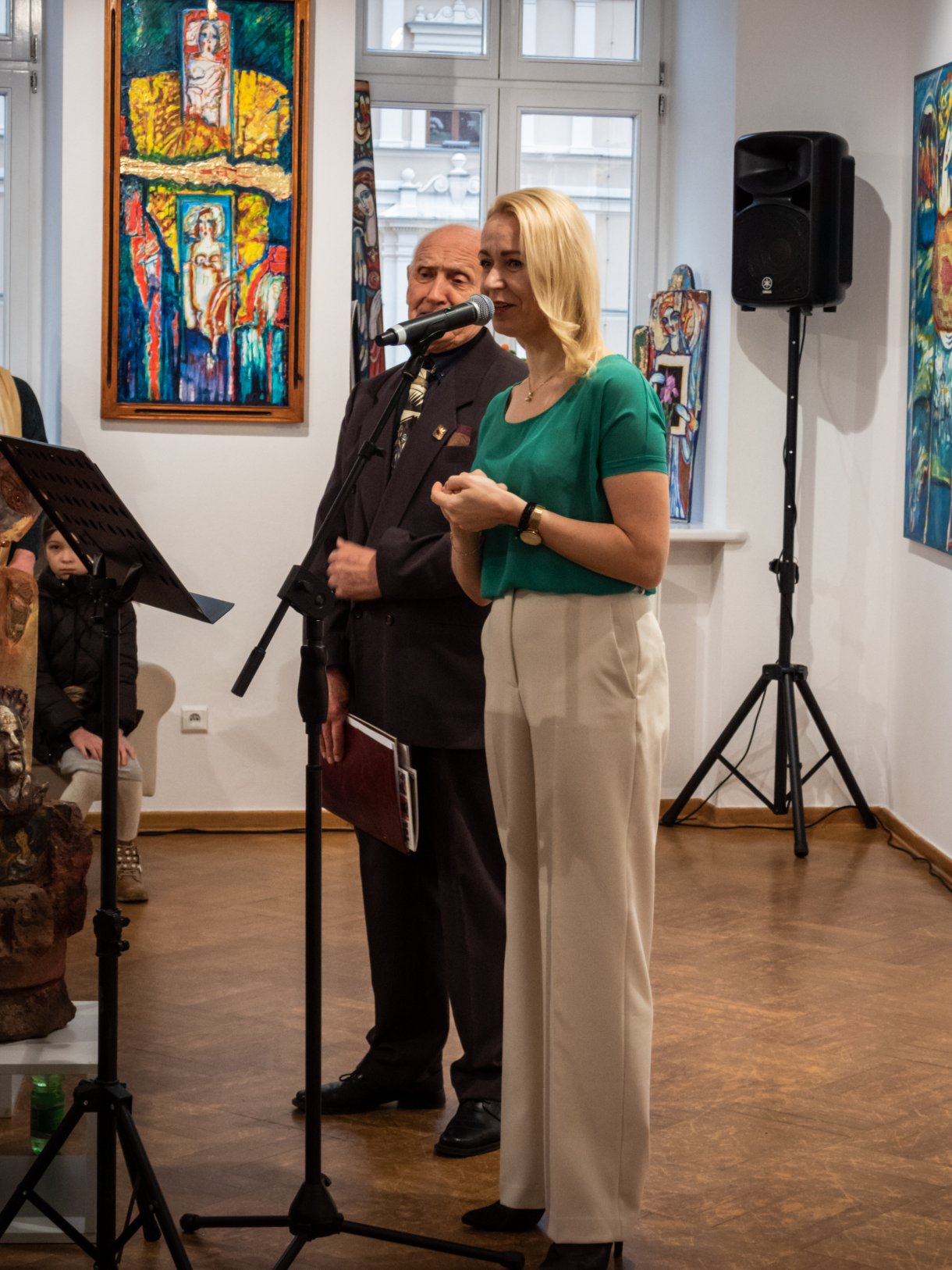 prowadząca Bernadeta Korczewska z artystą Eugeniuszem Molskim