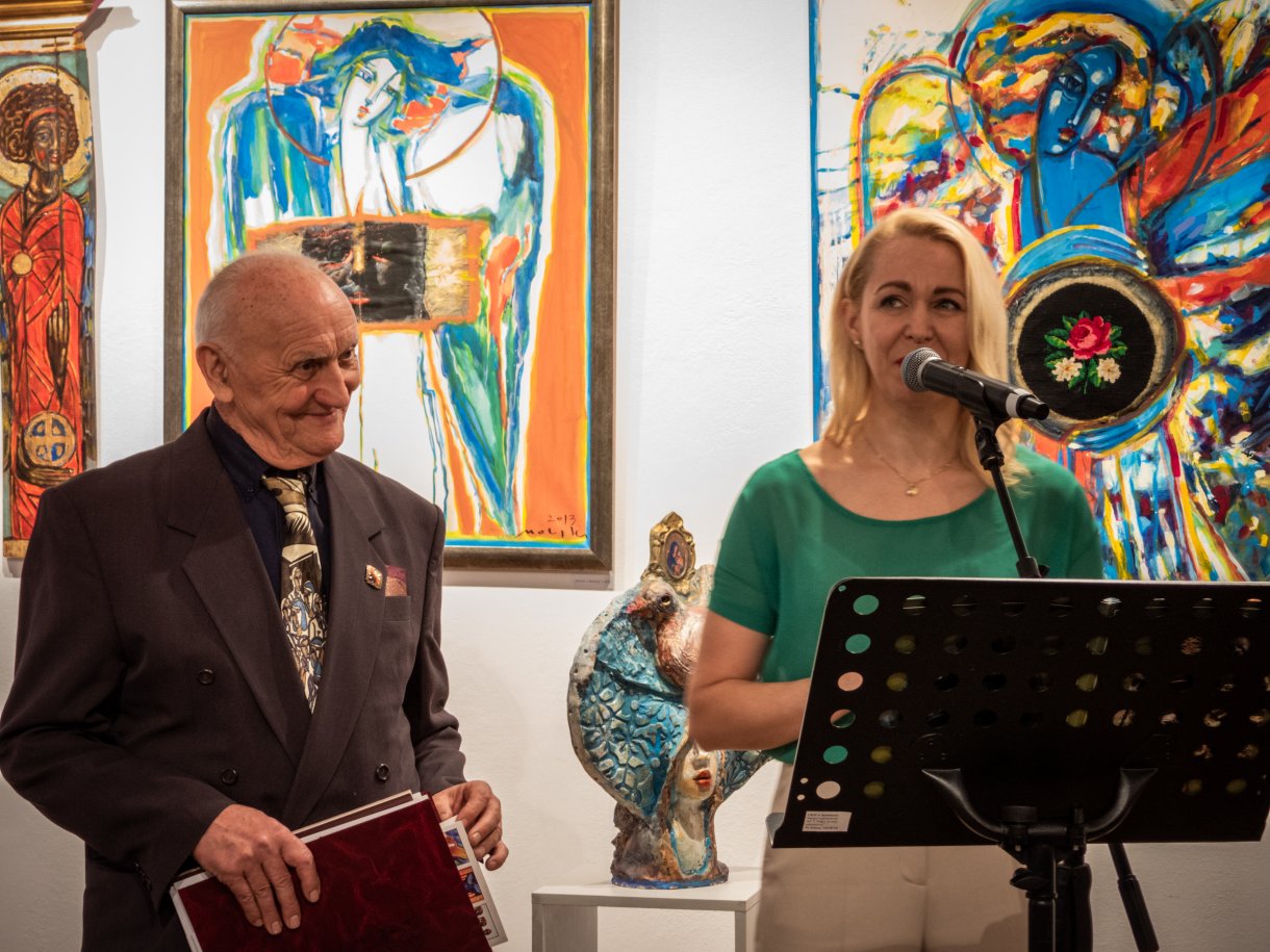 prowadząca Bernadeta Korczewska z artystą Eugeniuszem Molskim